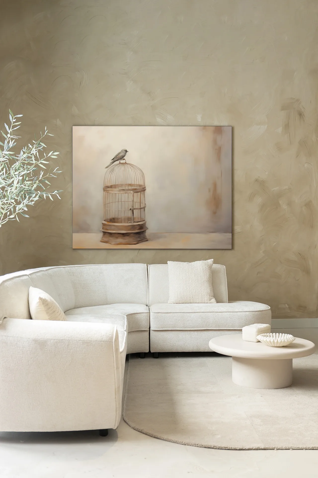 Wandteppich Birdy - Urban Cotton hängt über einem weißen Sofa in einem modernen Wohnzimmer