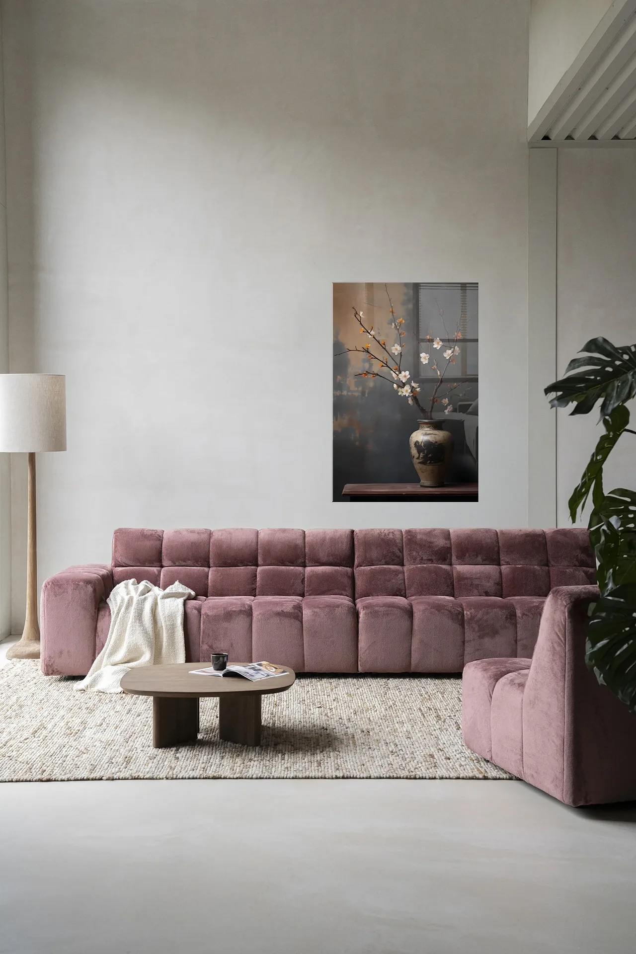 Wandteppich Dark Blossom Vase - Urban Cotton hängt über einem rosa Sofa in einem modernen Wohnzimmer