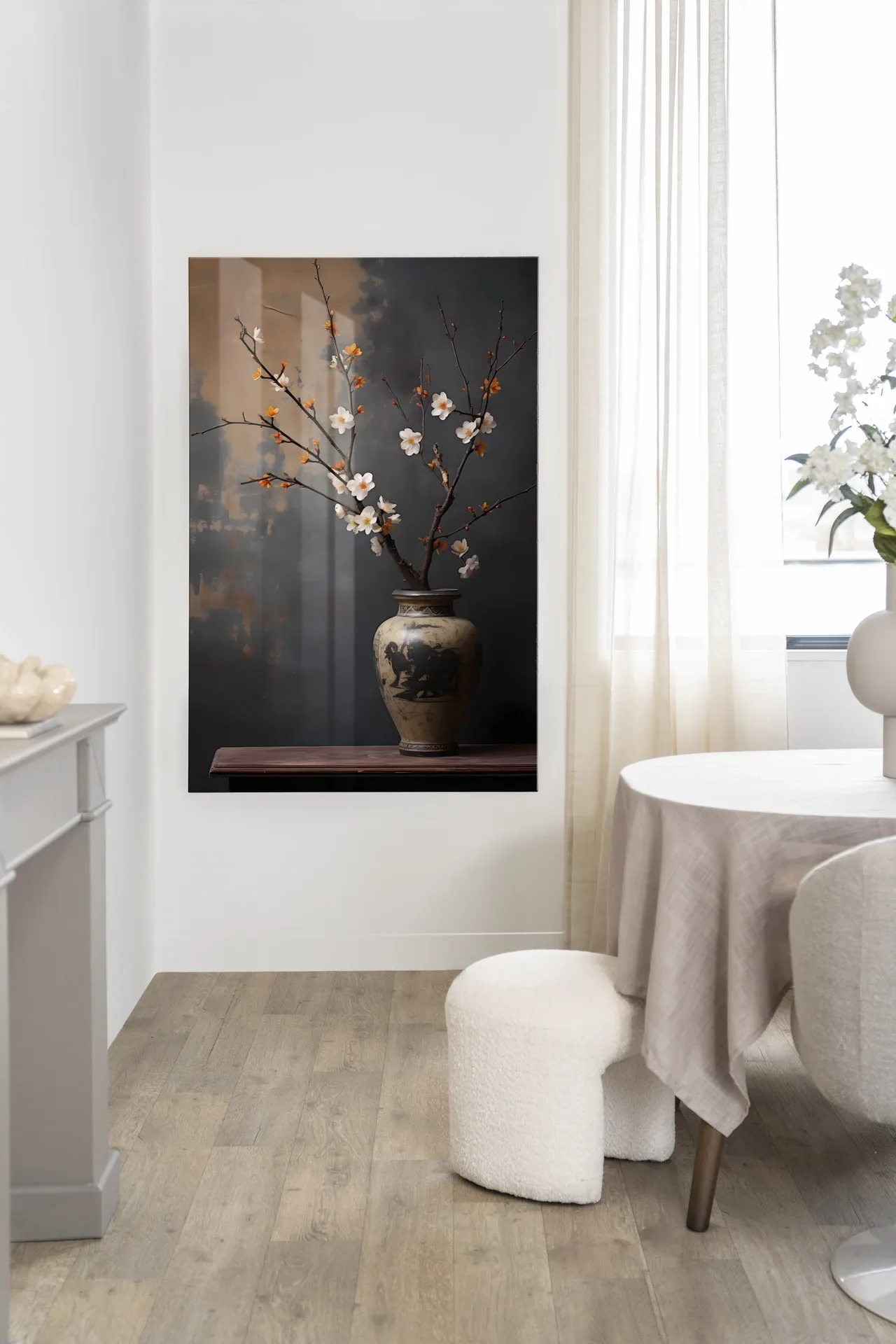 Wandteppich Dark Blossom Vase hängt an einer weißen Wand in einem Esszimmer mit weißem Tisch und Stühlen - Urban Cotton