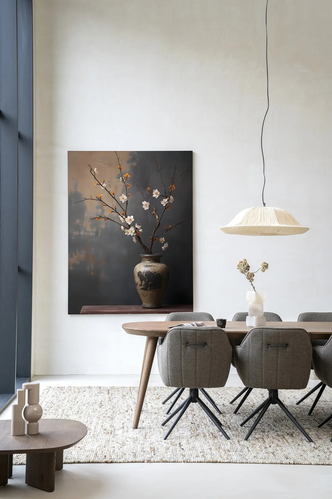 Wandteppich Dark Blossom Vase in einem modernen Esszimmer mit Holztisch und grauen Stühlen - Urban Cotton