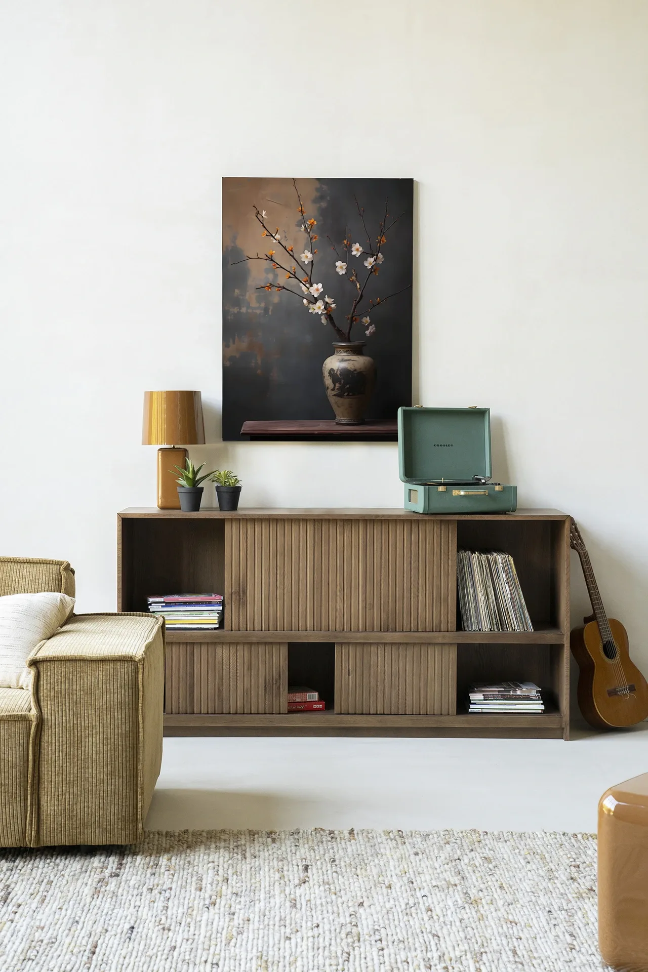 Wandteppich Dark Blossom Vase - Urban Cotton hängt über einem Holzschrank in einem hellen Wohnzimmer
