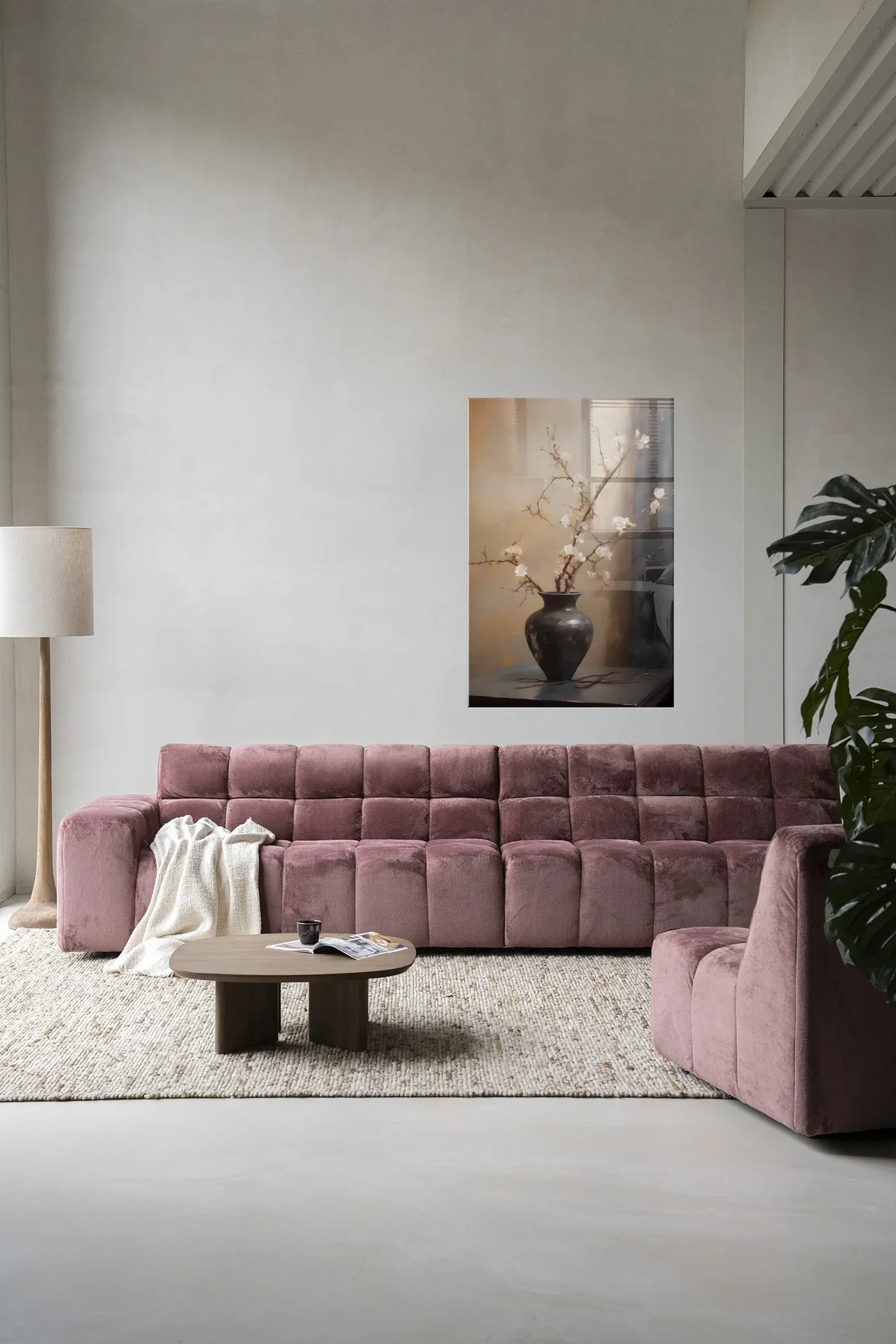 Wandteppich Light Blossom Vase in einem modernen Wohnzimmer über einem rosa Sofa - Urban Cotton