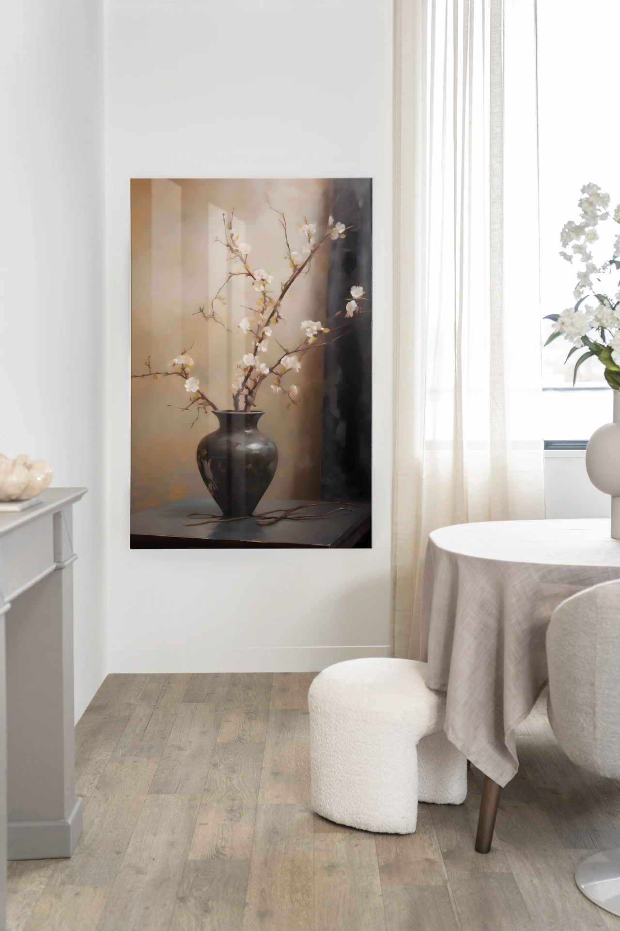 Wandteppich Light Blossom Vase in einem hellen Wohnzimmer mit einem runden Tisch und einem Hocker - Urban Cotton