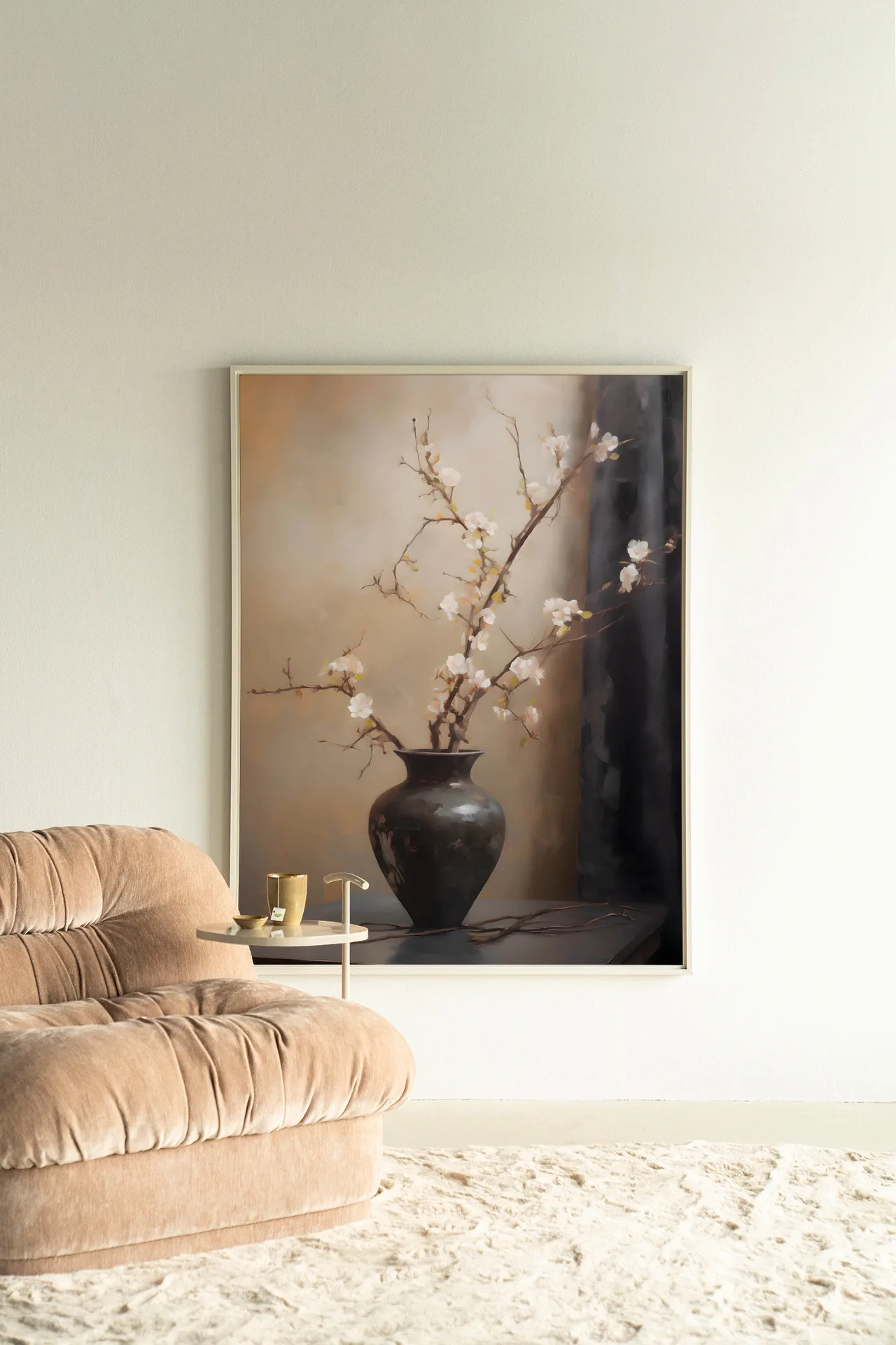 Wandteppich Light Blossom Vase - Urban Cotton an einer hellen Wand über einem cremefarbenen Sofa hängend