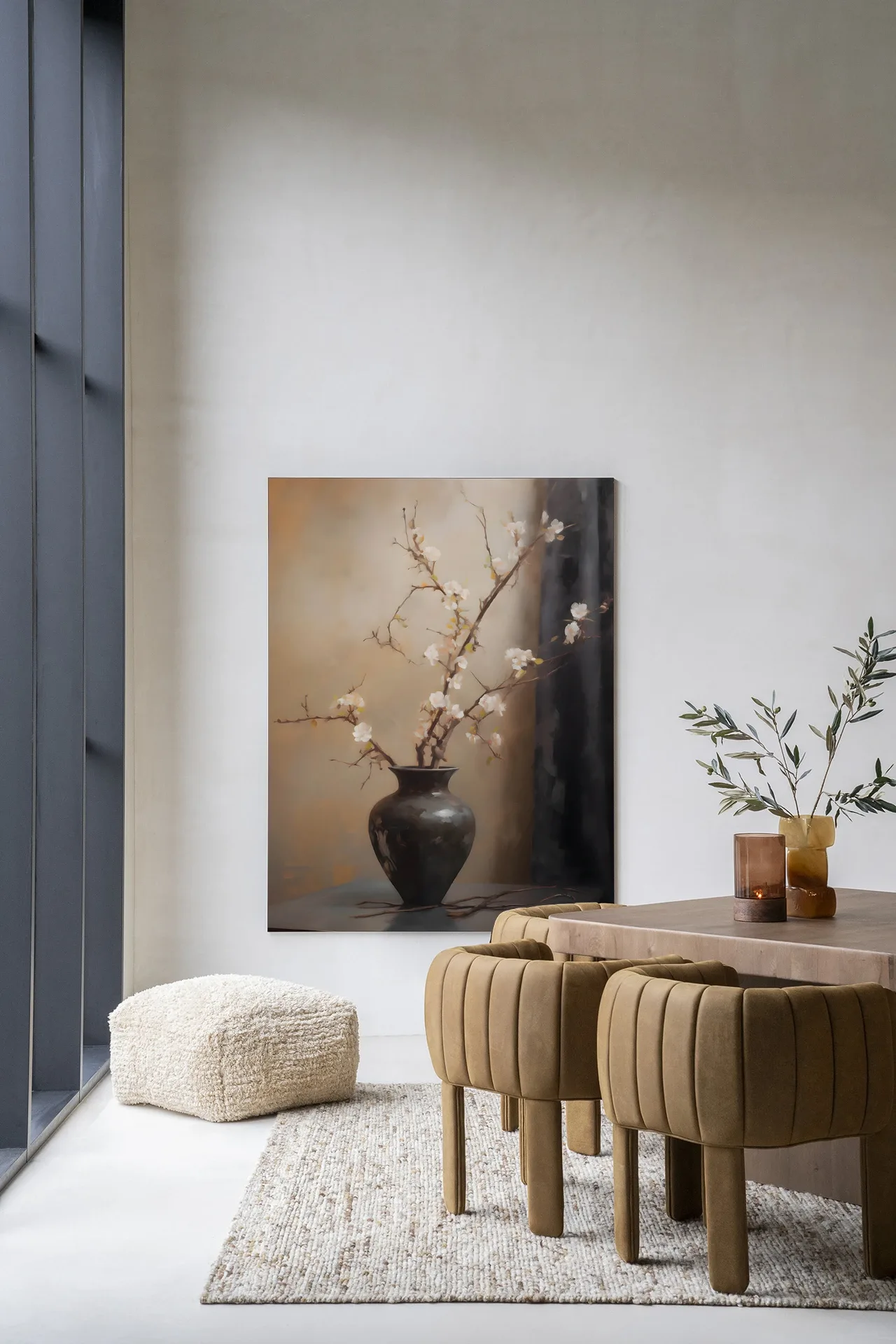 Wandteppich Light Blossom Vase in einem modernen Interieur mit einem weichen gelben Pouf und braunen Stühlen - Urban Cotton