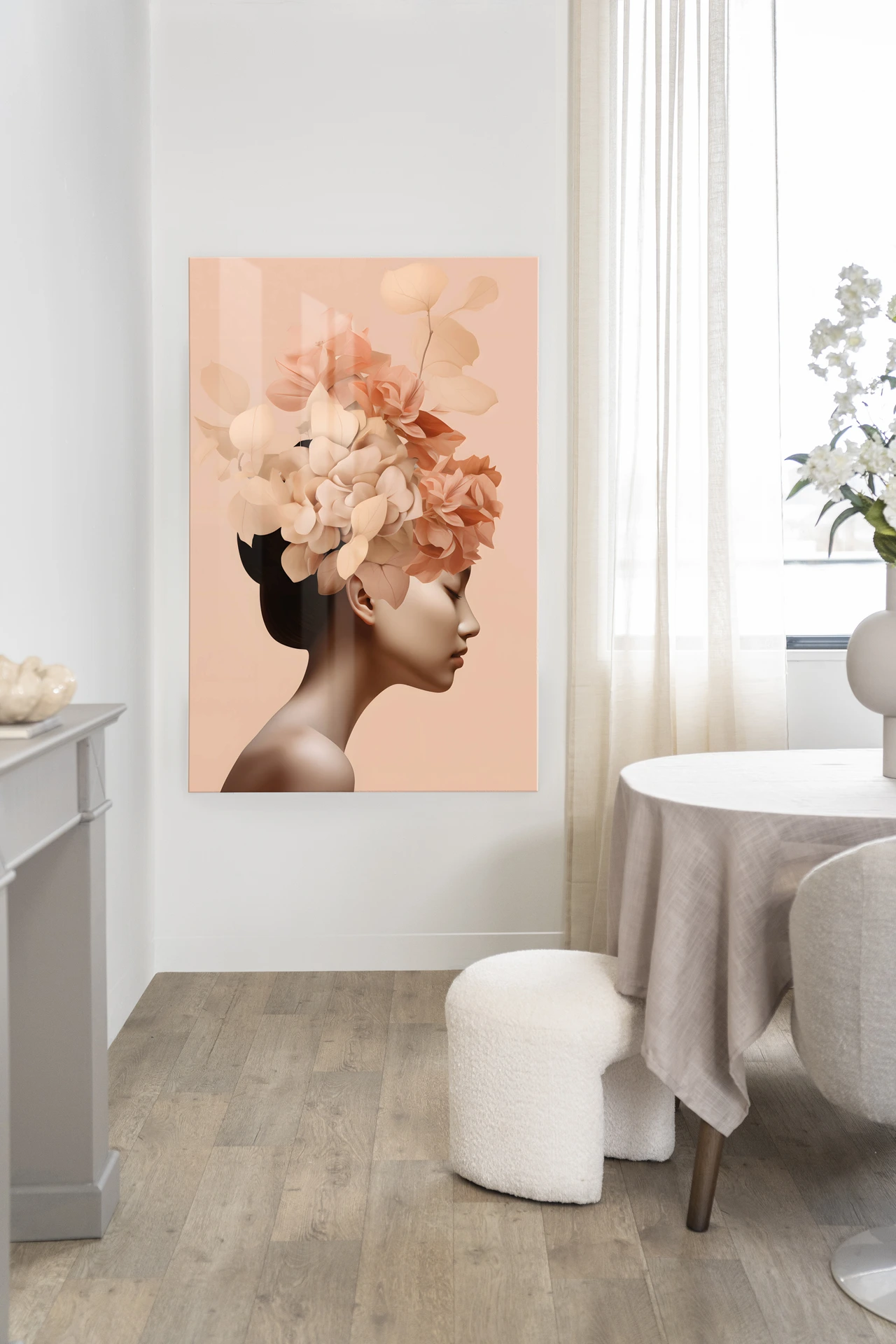 Wandteppich Leave Crown in einem hellen Esszimmer mit einem weißen Hocker und einem runden Tisch - Urban Cotton