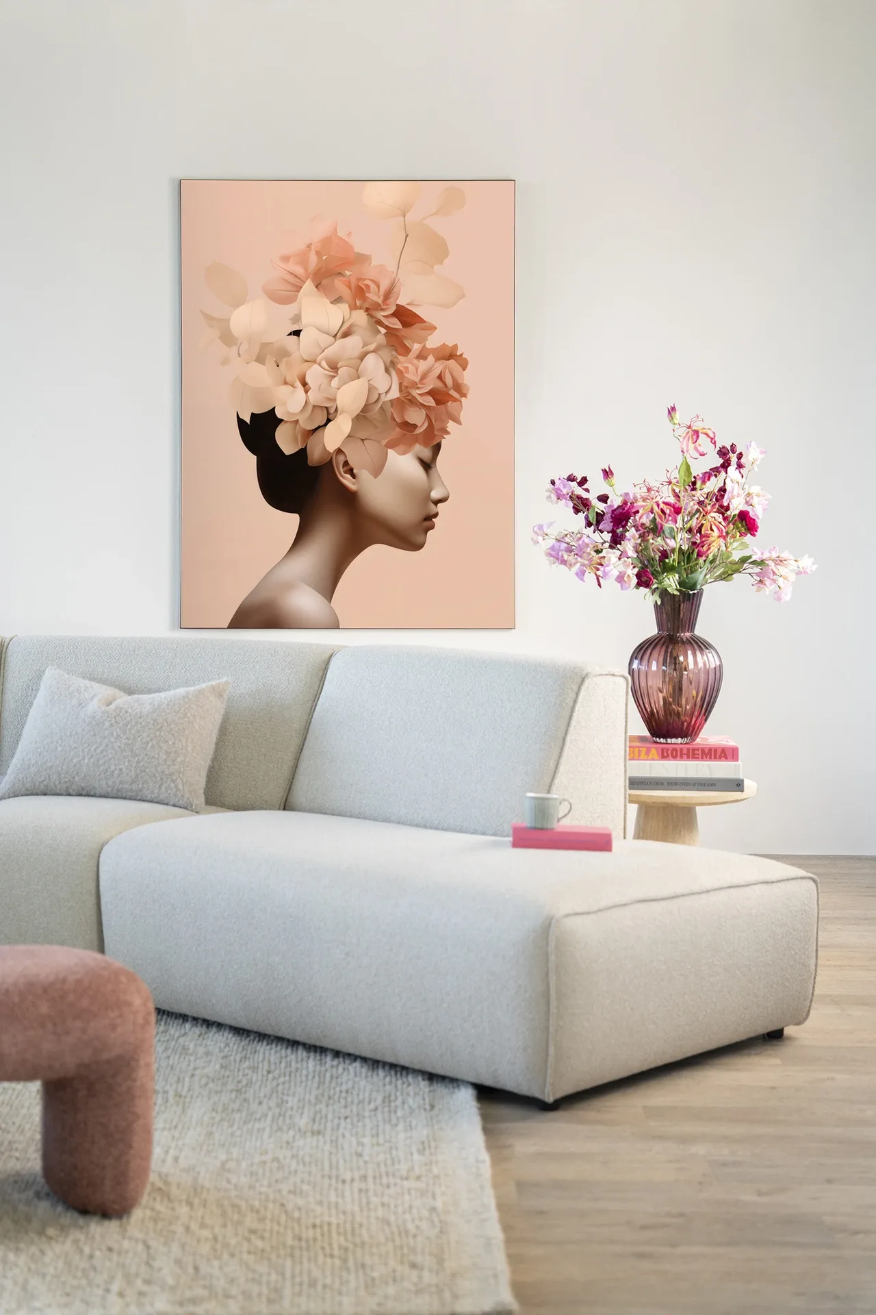 Wandteppich Leave Crown - Urban Cotton hängt über einem hellen Sofa in einem Wohnzimmer
