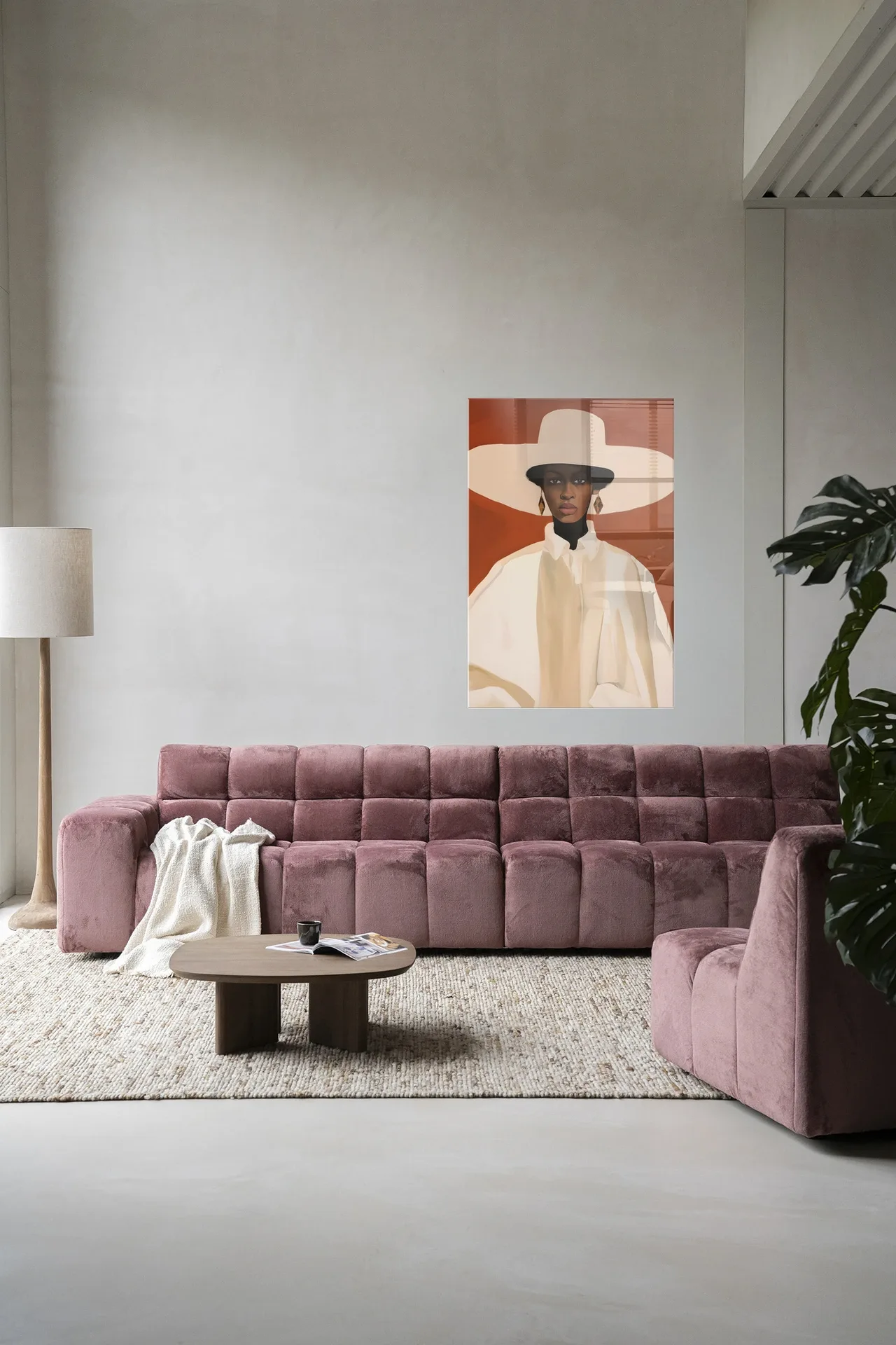 Wandteppich Louise in einem modernen Wohnzimmer über einem rosa Sofa - Urban Cotton