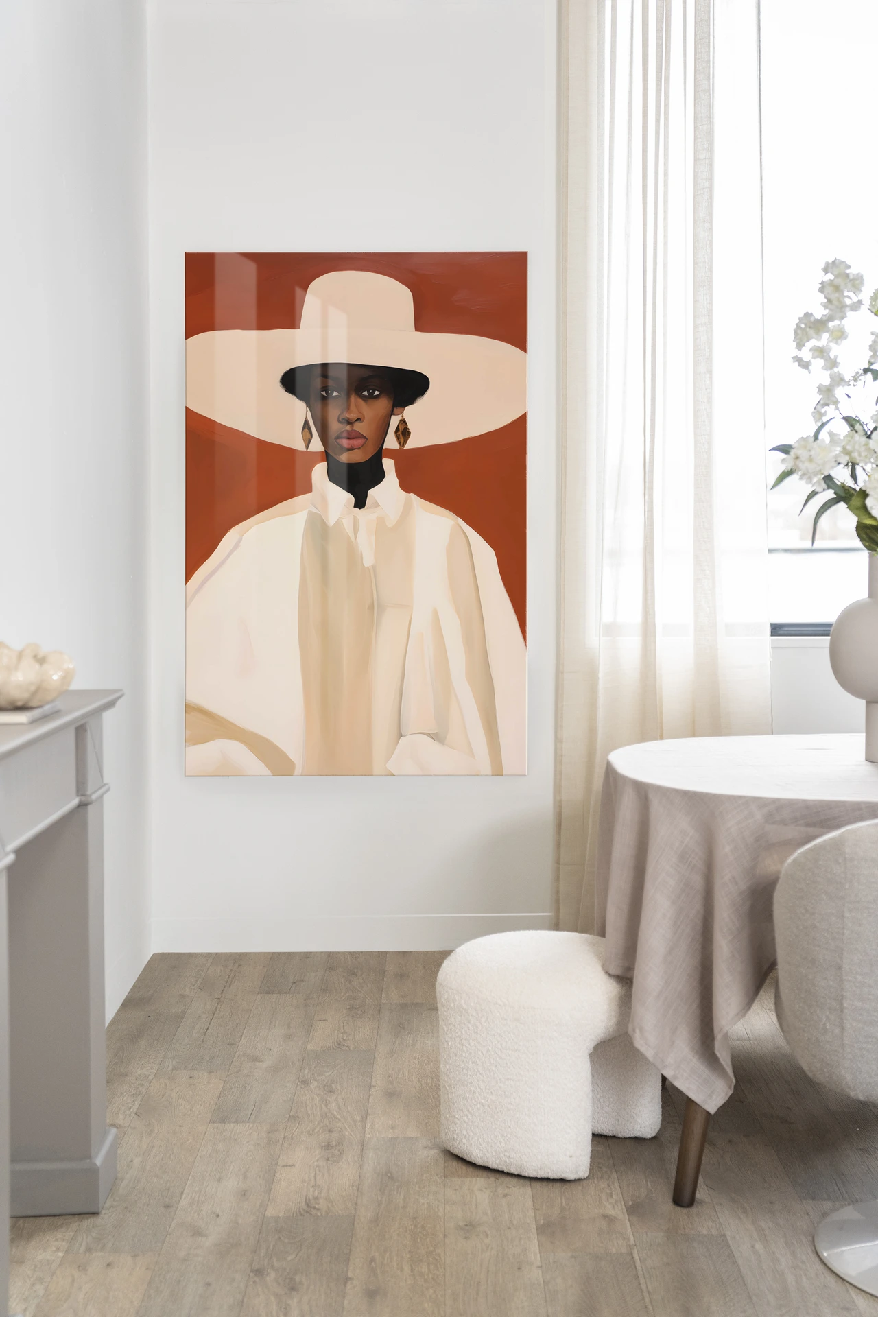 Wandteppich Louise in einem hellen Esszimmer mit einem weißen Hocker und einem runden Tisch - Urban Cotton