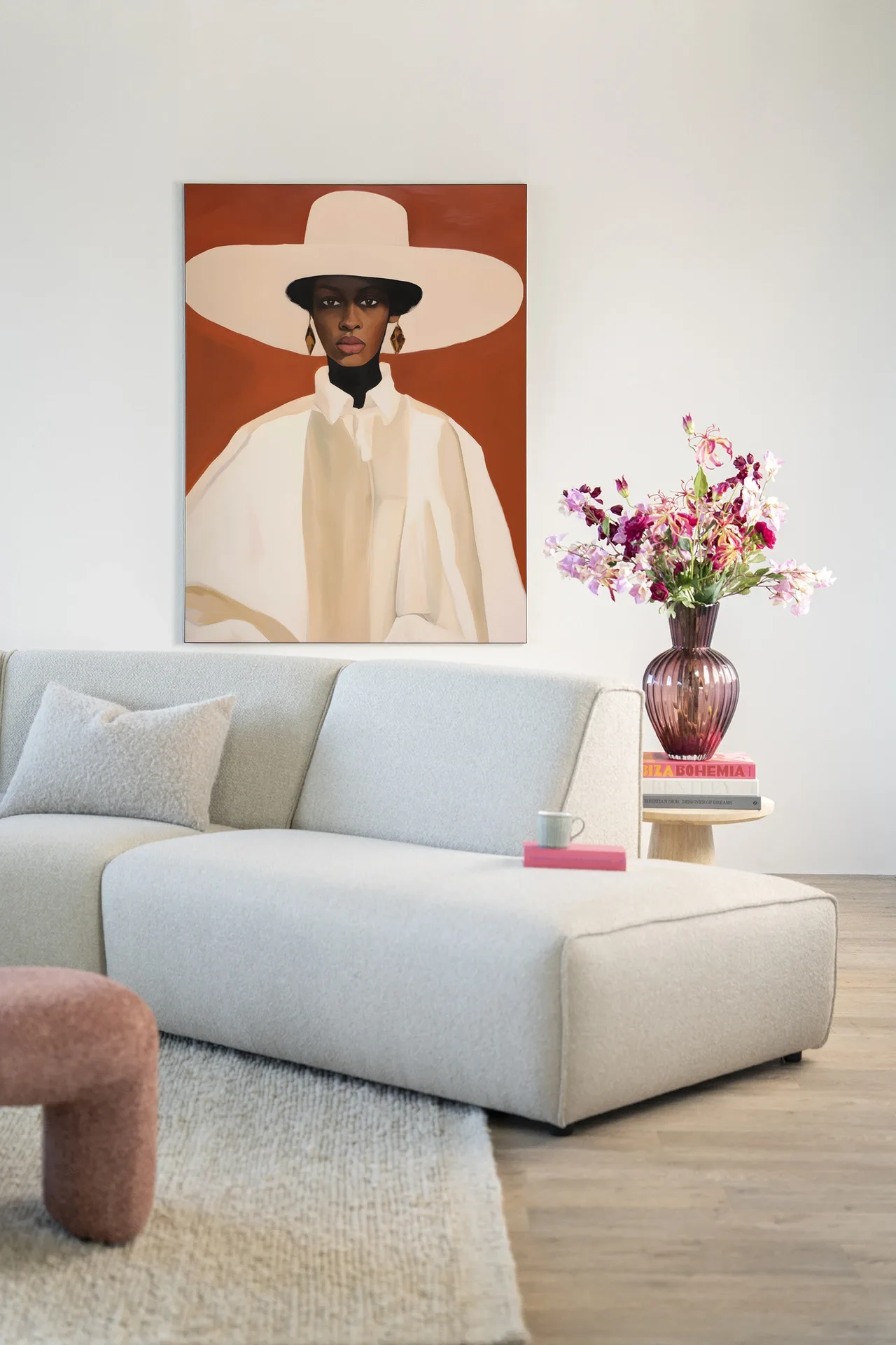 Wandteppich Louise in einem modernen Wohnzimmer über einem beigefarbenen Sofa, mit einer Blumenvase auf einem Beistelltisch - Urban Cotton
