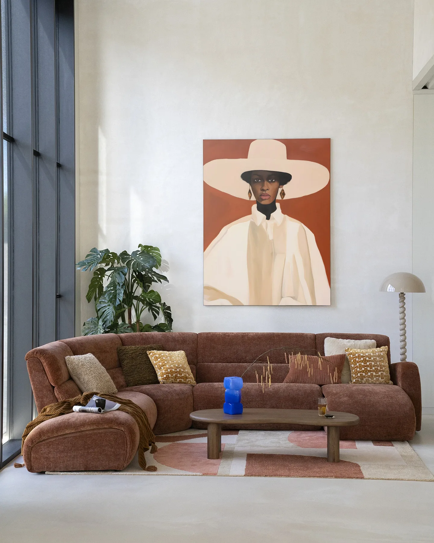 Wandteppich Louise in einem Wohnzimmer mit braunem Sofa, Couchtisch und Pflanze - Urban Cotton