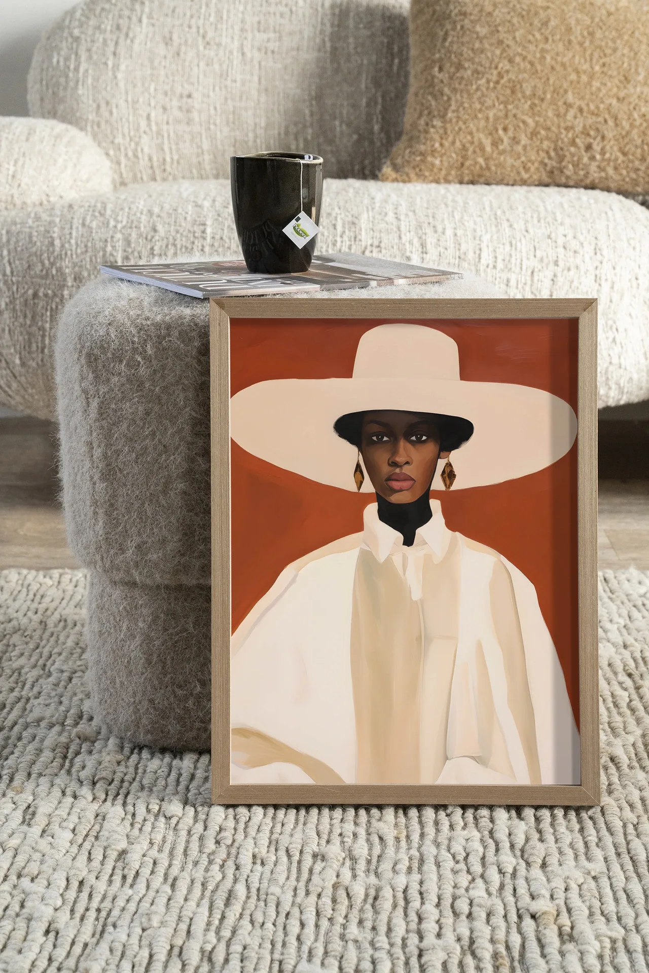 Wandteppich Louise - Urban Cotton lehnt an einem Pouf, mit einer Tasse Tee und Zeitschrift