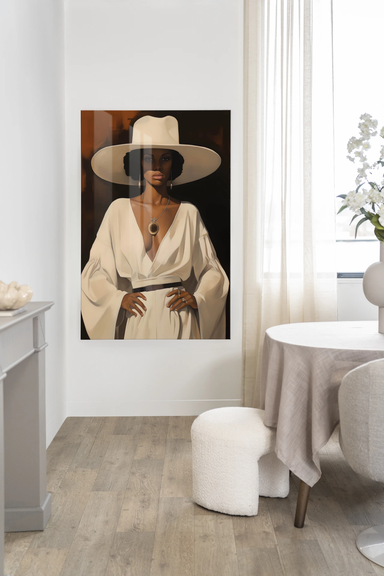 Wandteppich Sophia hängt an einer weißen Wand in einem modernen Wohnzimmer mit Esstisch - Urban Cotton