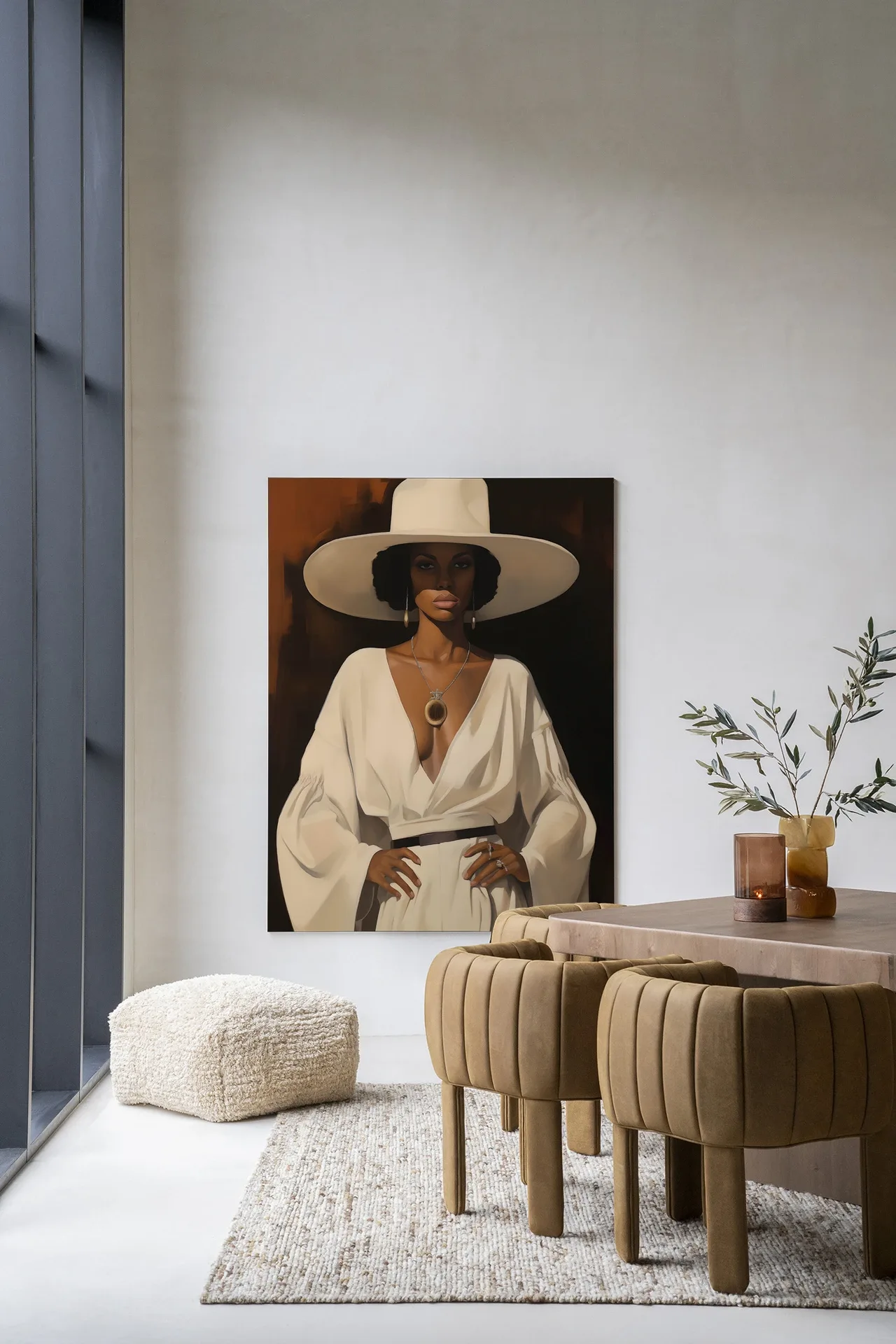 Wandteppich Sophia hängt in einem hellen Wohnzimmer mit einem Pouf, Teppich und Stühlen - Urban Cotton