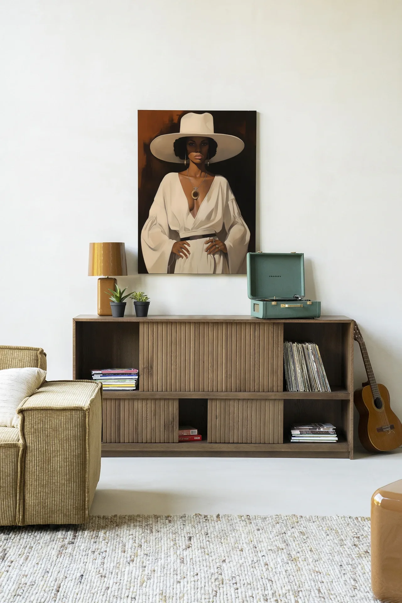 Wandteppich Sophia - Urban Cotton in einem modernen Wohnzimmer mit Holzkommode und Sofa