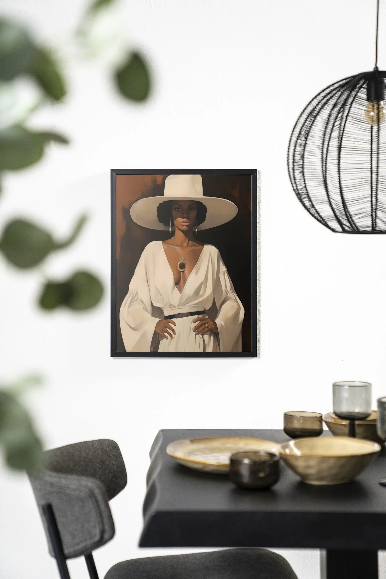 Wandteppich Sophia hängt an einer weißen Wand in einem Esszimmer mit einem schwarzen Tisch - Urban Cotton