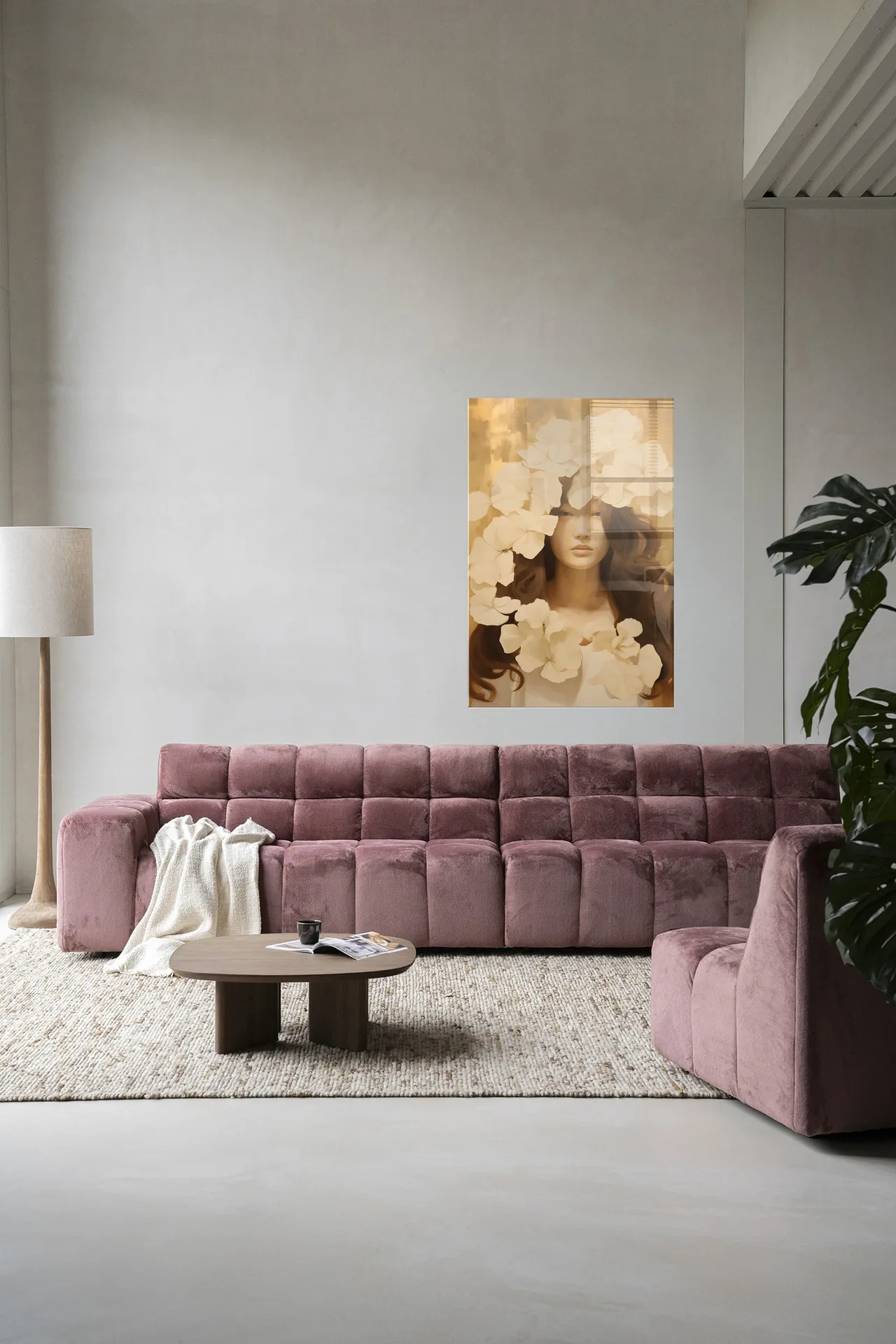 Wandteppich Lola in einem modernen Wohnzimmer über einem rosa Sofa mit einem Couchtisch - Urban Cotton