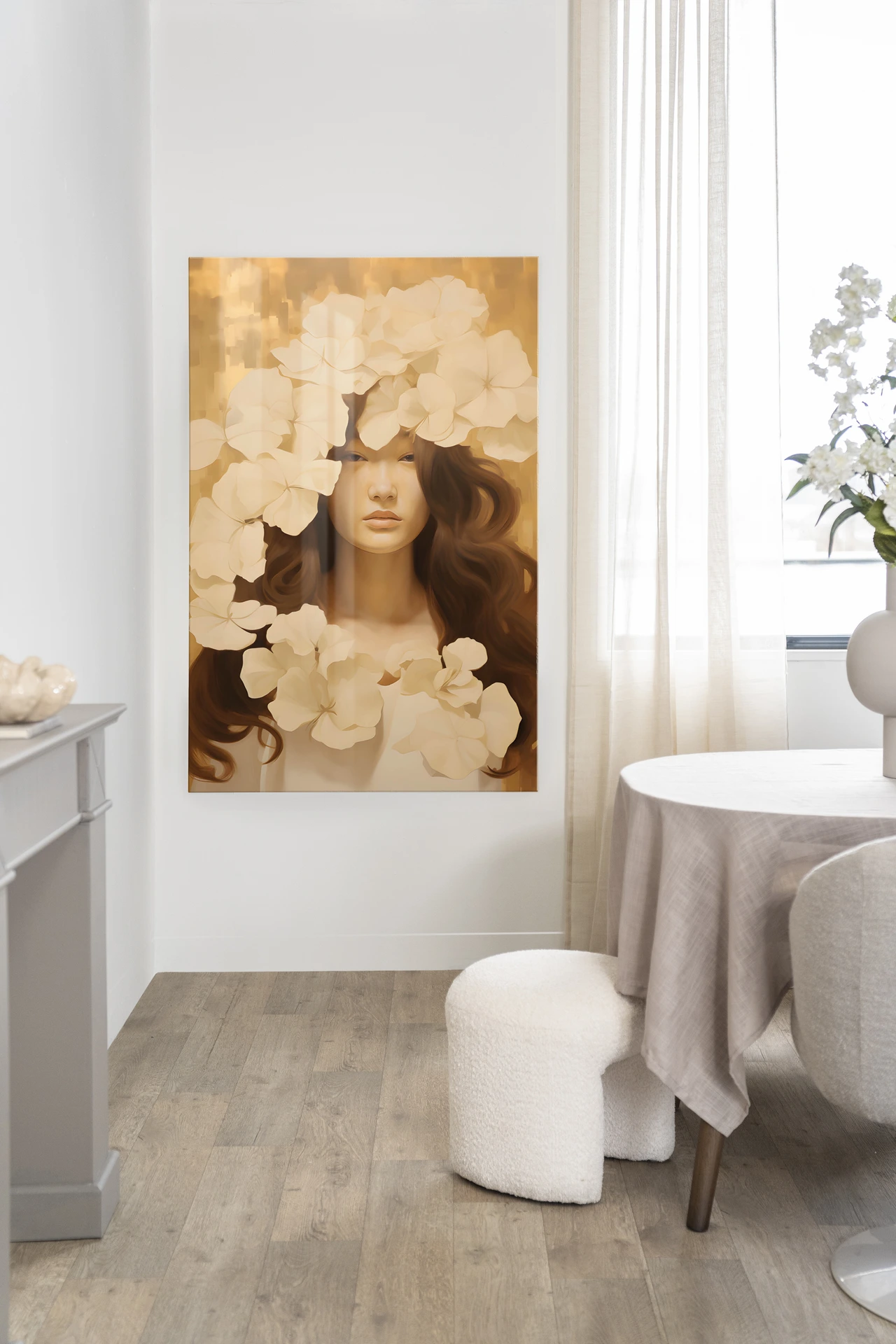 Wandteppich Lola in einem hellen Wohnzimmer mit Esstisch und einem Pouf - Urban Cotton