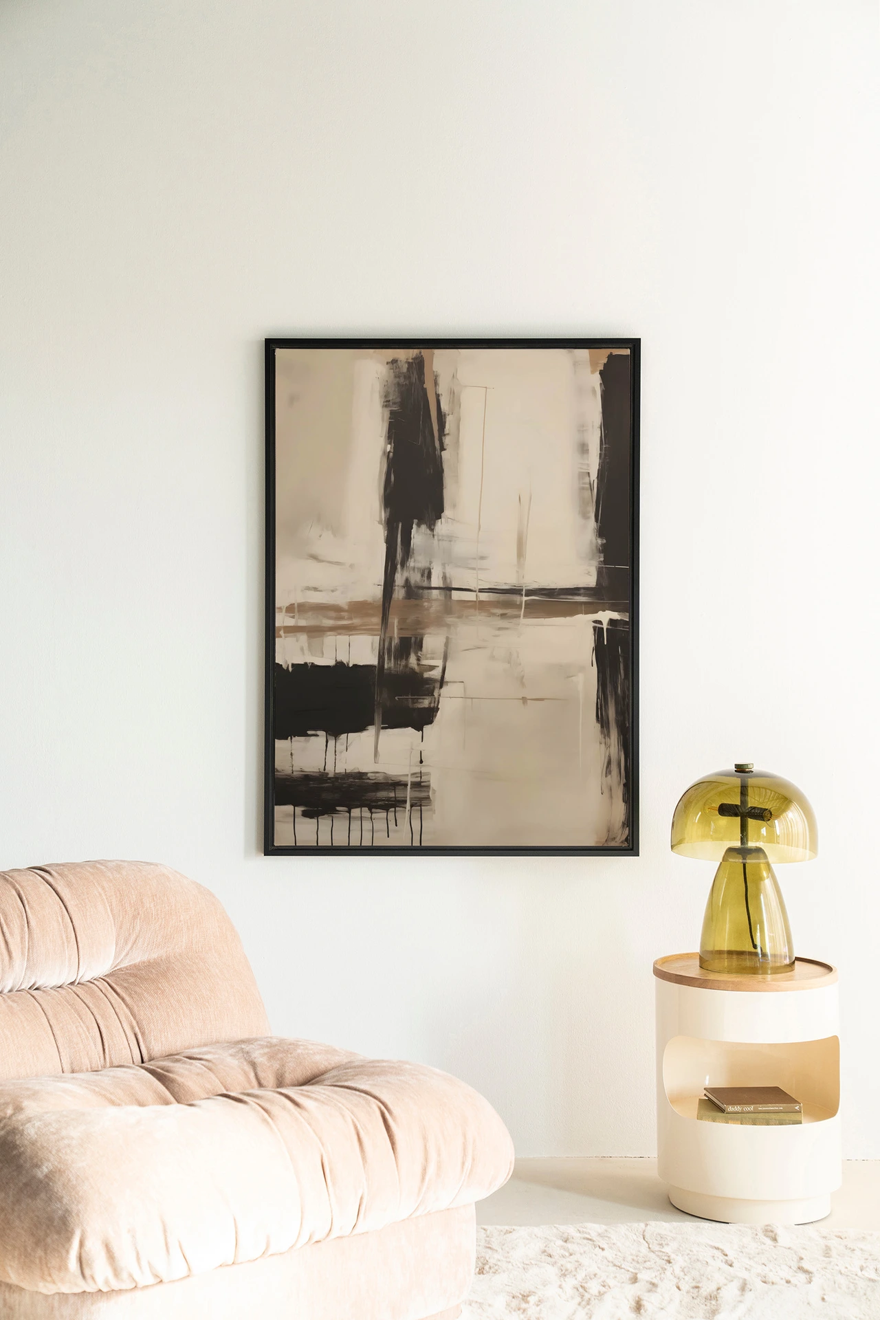 Wandteppich Noire - Urban Cotton in einem modernen Wohnzimmer mit einem rosa Sessel und einem Design-Beistelltisch
