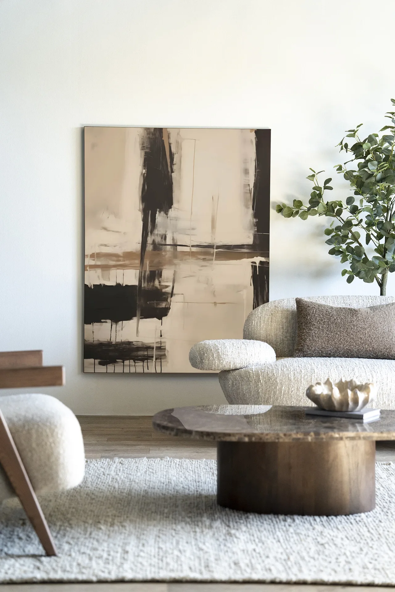 Wandteppich Noire - Urban Cotton in einem modernen Wohnzimmer über einem Sofa und Couchtisch