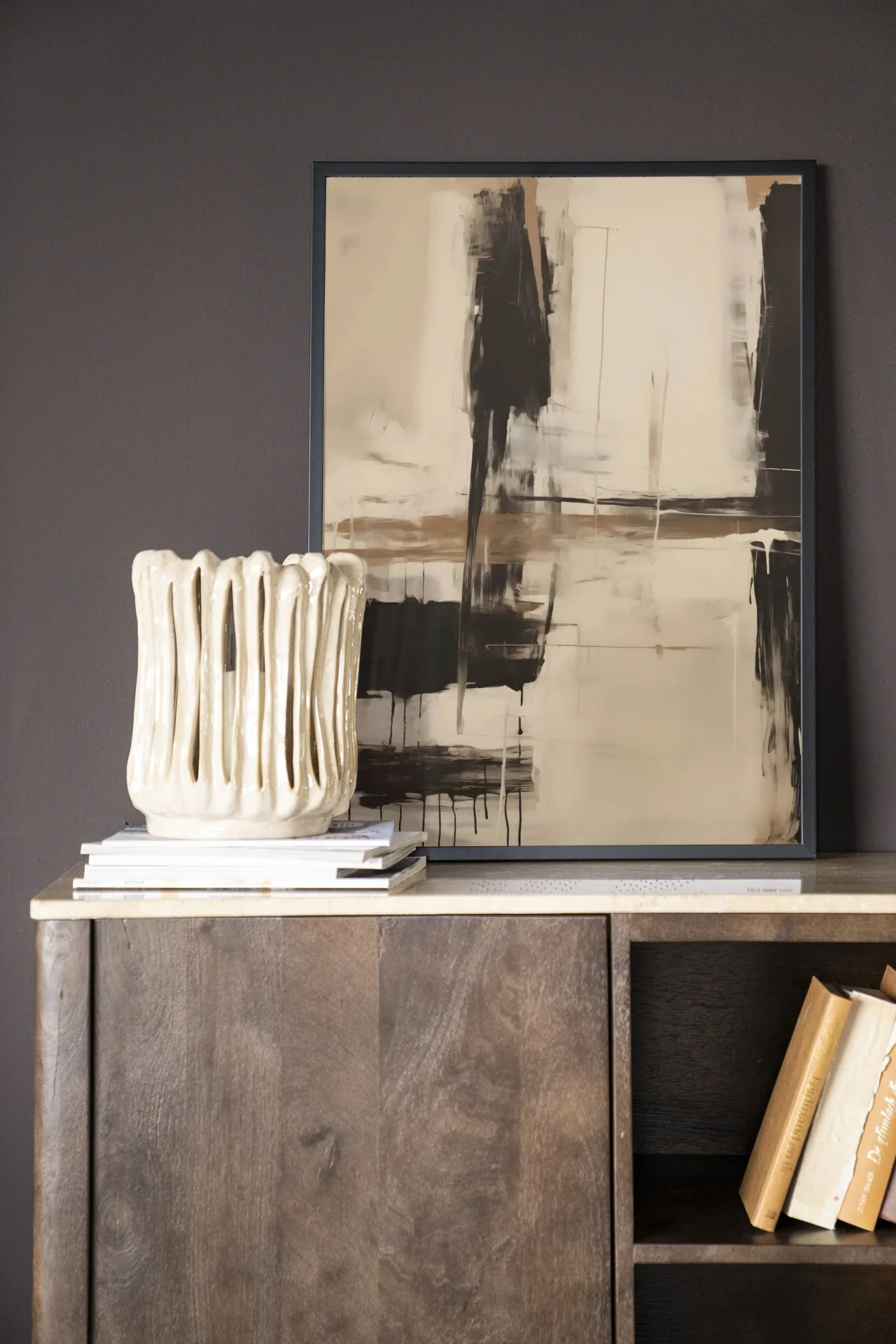 Wandteppich Noire - Urban Cotton in einem Interieur mit einer dunklen Wand und einem Holzschrank