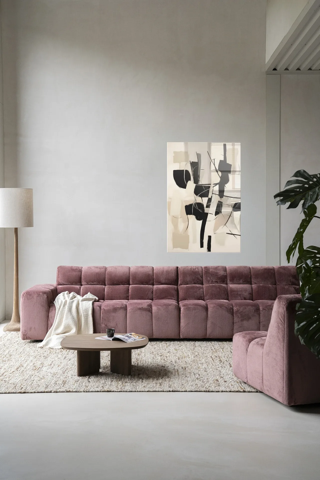 Wandtuch Soleyo - Urban Cotton hängt über einem rosa Sofa in einem modernen Wohnzimmer