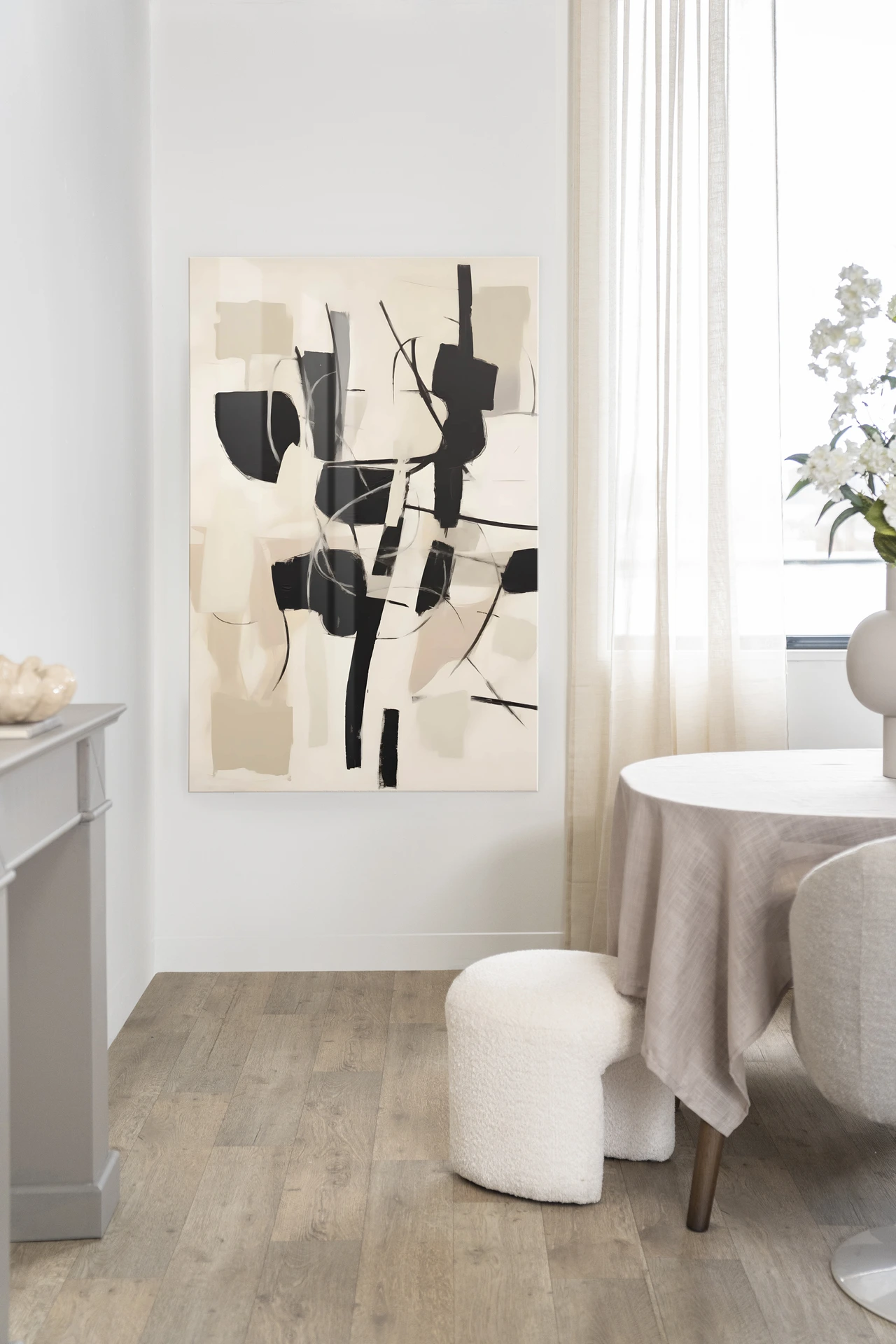 Wandtuch Soleyo von Urban Cotton hängt an einer weißen Wand in einem modernen Interieur neben einem Esstisch