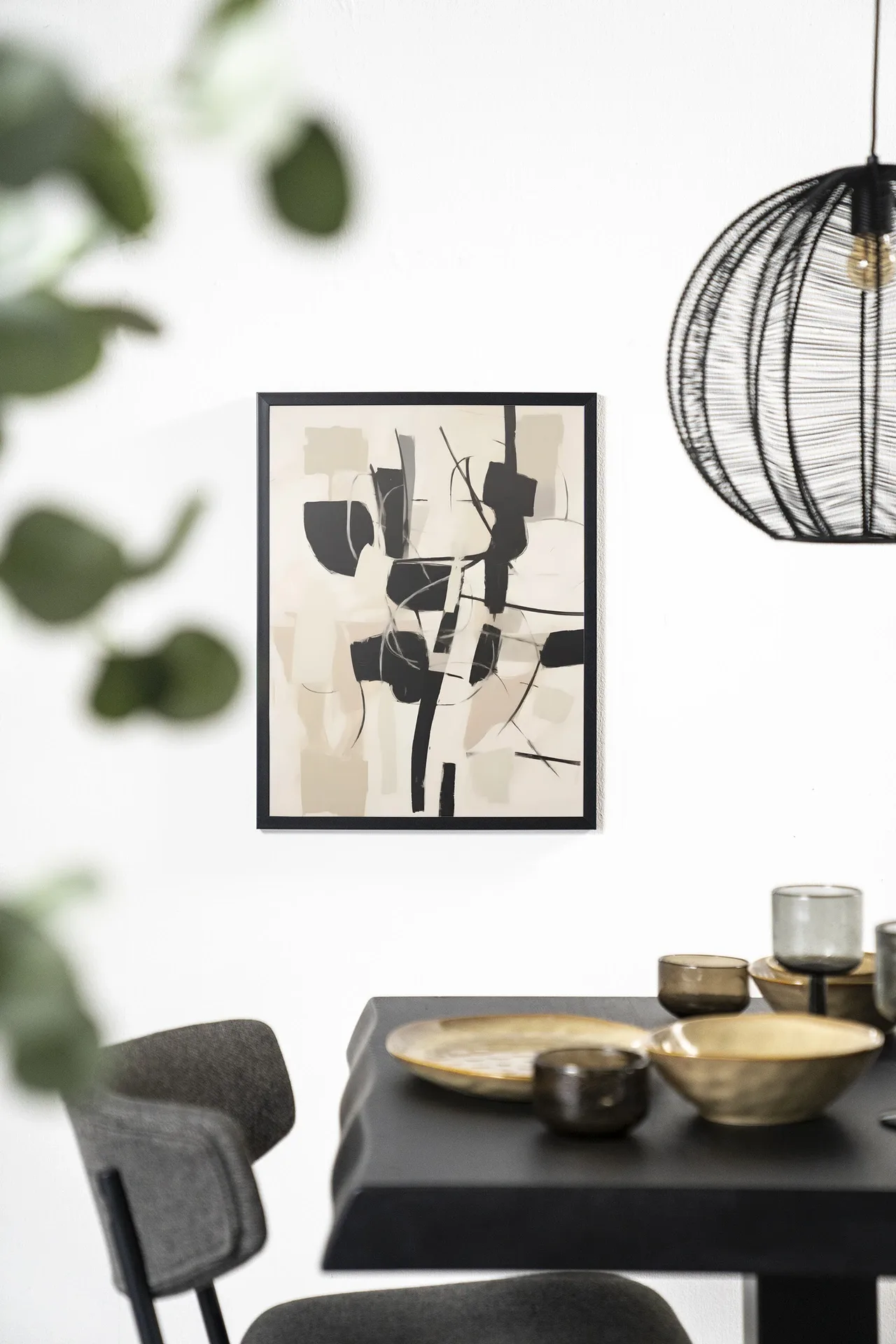 Wandtuch Soleyo - Urban Cotton hängt in einem modernen Esszimmer mit dunklem Tisch und goldenem Geschirr
