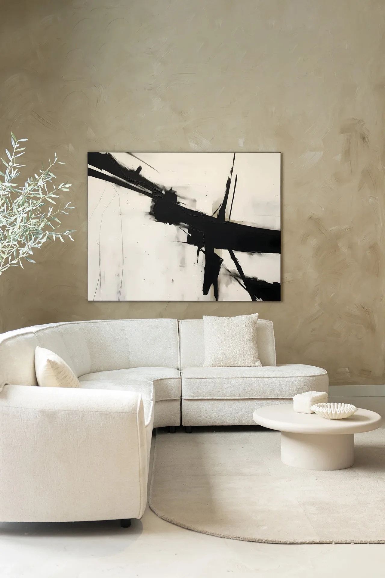 Wandtuch Montagne in einem modernen Wohnzimmer mit weißem Sofa und rundem Couchtisch - Urban Cotton