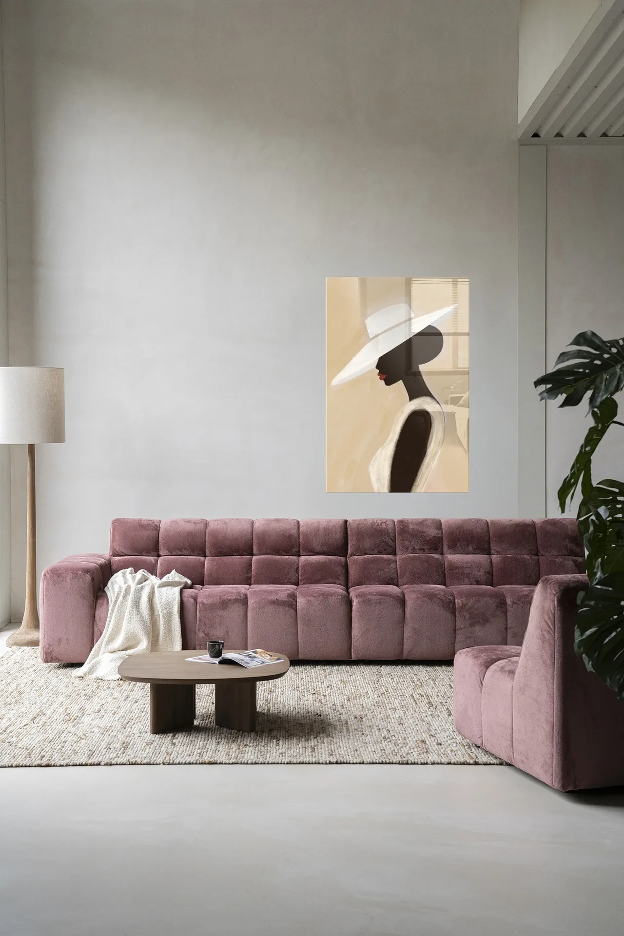 Wandteppich Lady an einer hellen Wand über einem rosa Sofa in einem modernen Wohnzimmer - Urban Cotton