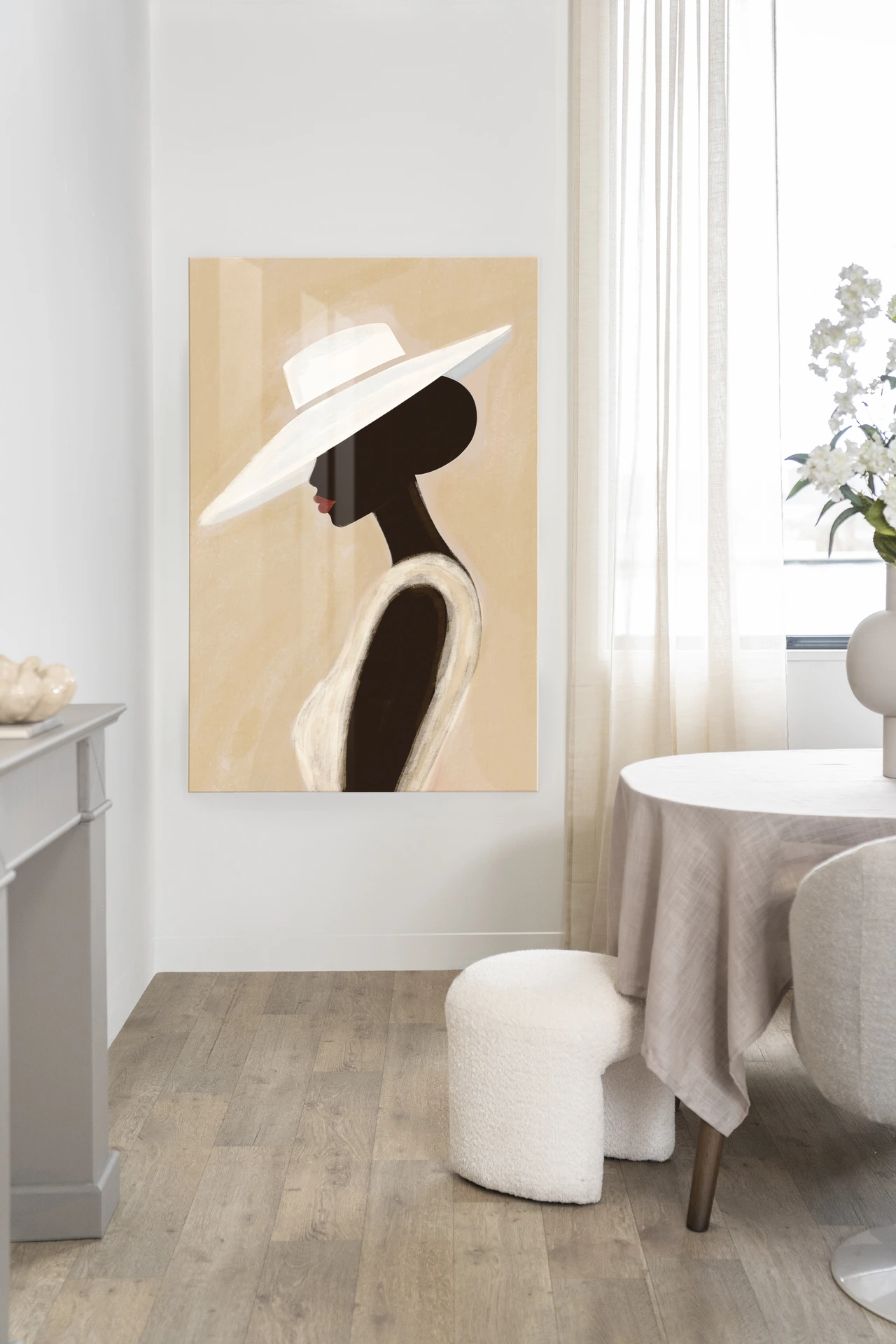Wandteppich Lady - Urban Cotton in einem hellen Esszimmer mit einem weißen Hocker und einem runden Tisch
