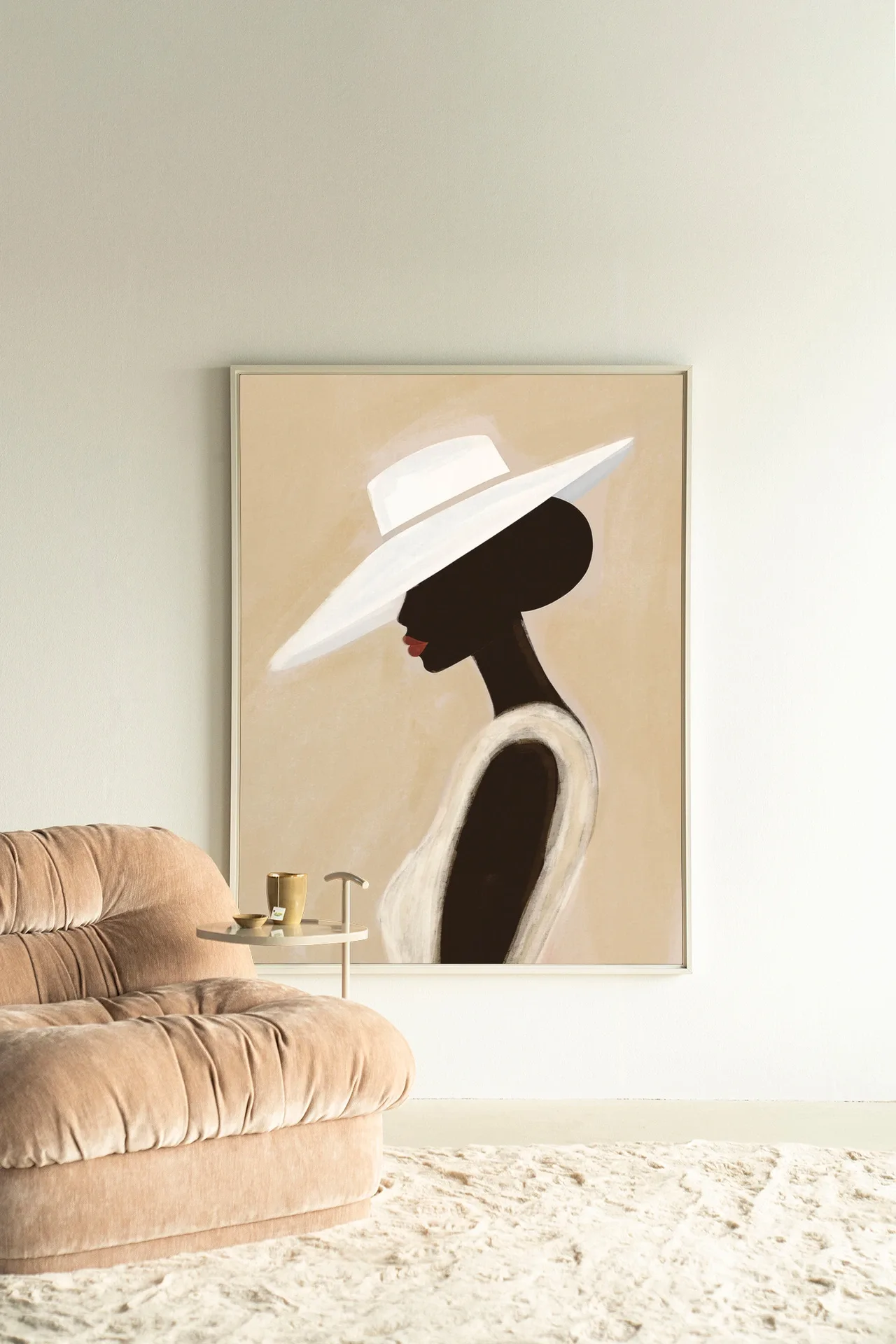 Wandteppich Lady - Urban Cotton in einem hellen Wohnzimmer mit beigem Sofa und Teppich