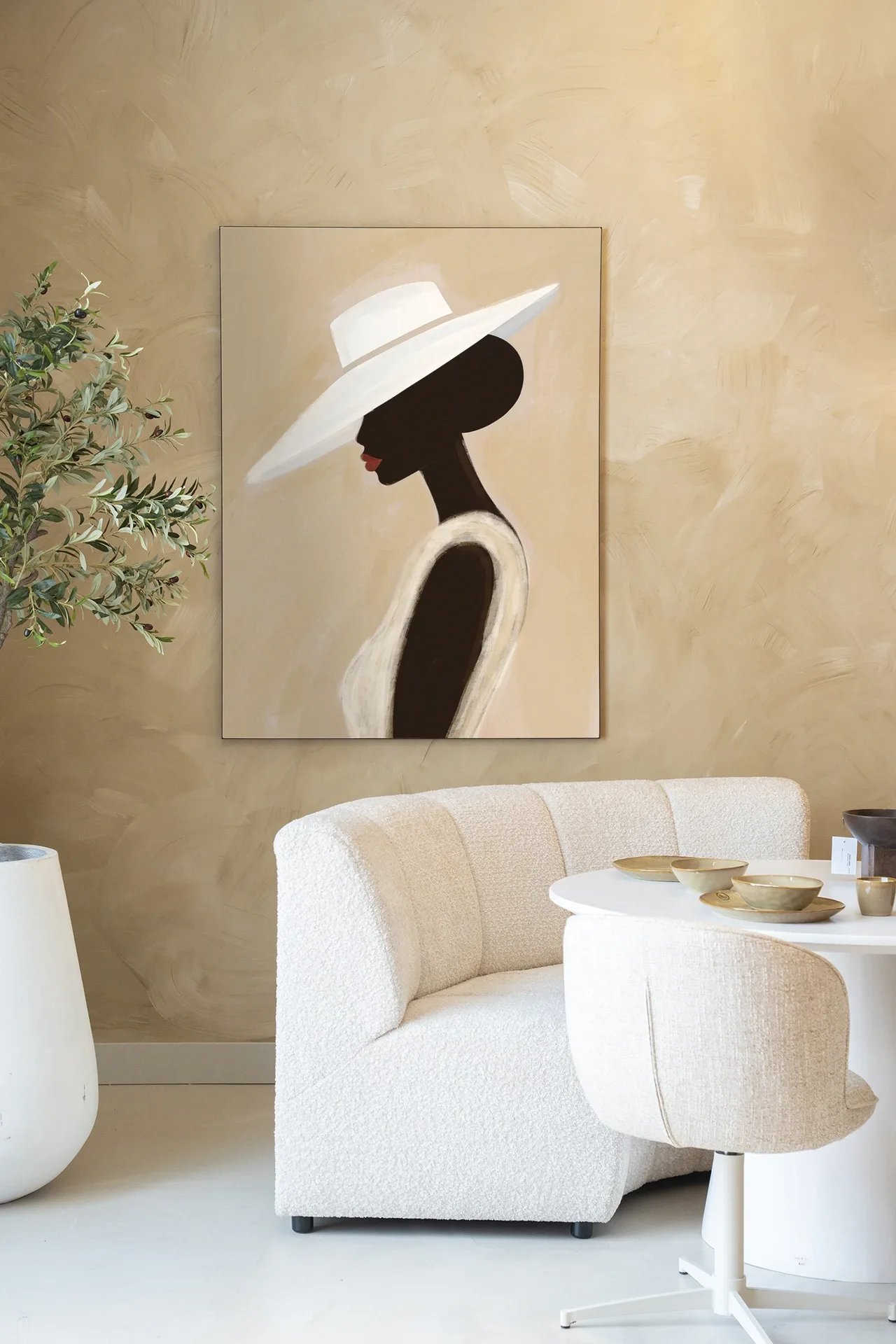 Wandteppich Lady in einer modernen Umgebung mit einer Pflanze, einem weißen Sofa und Tisch - Urban Cotton