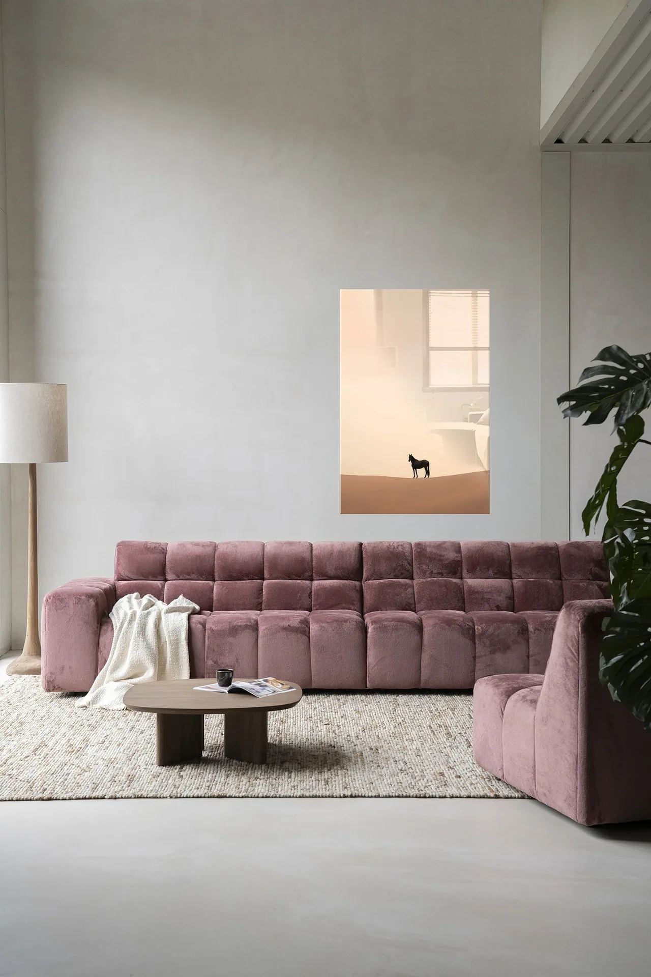 Wandteppich Desert Horse - Urban Cotton hängt über einem rosa Sofa in einem modernen Wohnzimmer