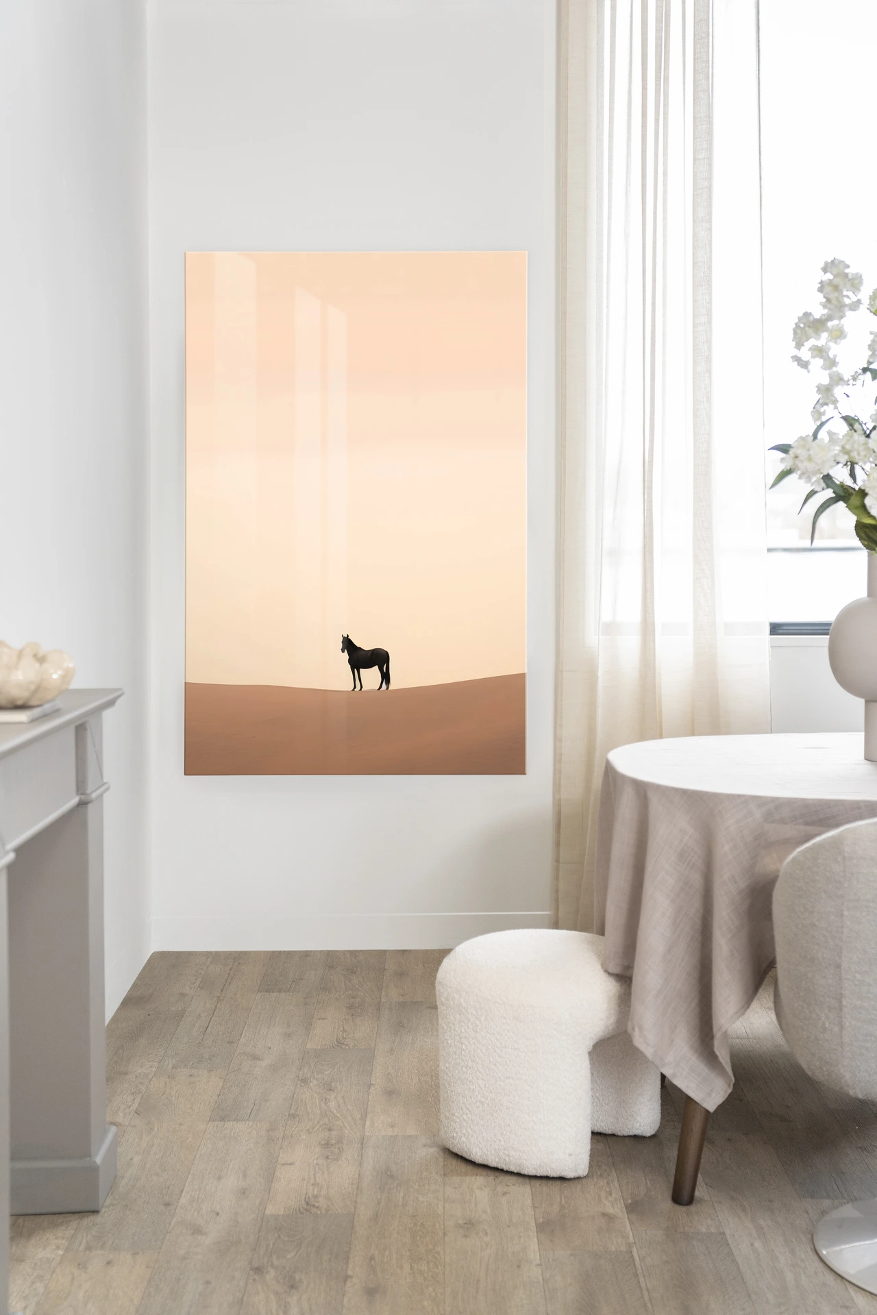 Wandteppich Desert Horse - Urban Cotton hängt in einem hellen Wohnzimmer mit Esstisch