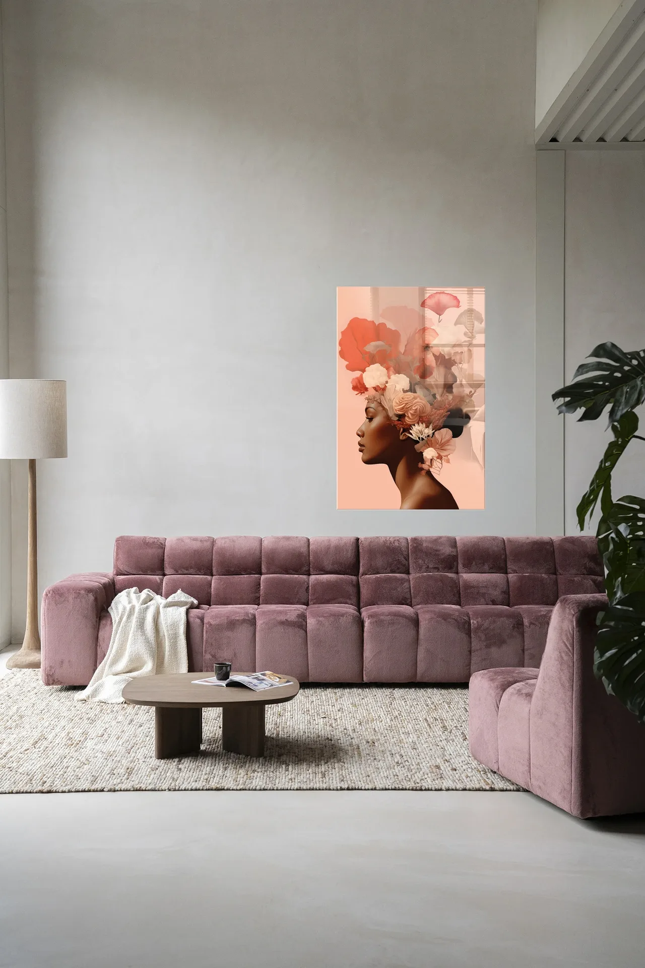 Wandtuch Flower Crown in einem modernen Wohnzimmer über einem rosa Sofa mit einem Couchtisch aus Holz - Urban Cotton