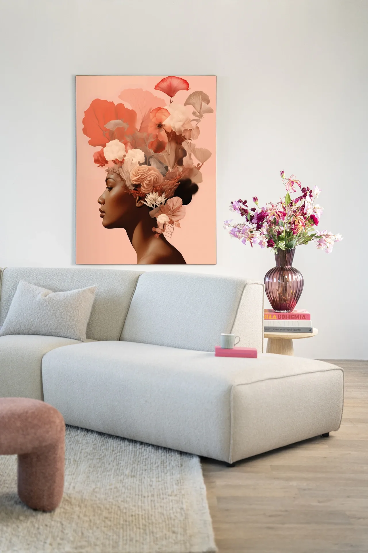 Wandtuch Flower Crown - Urban Cotton hängt über einem Sofa in einem hellen Wohnzimmer