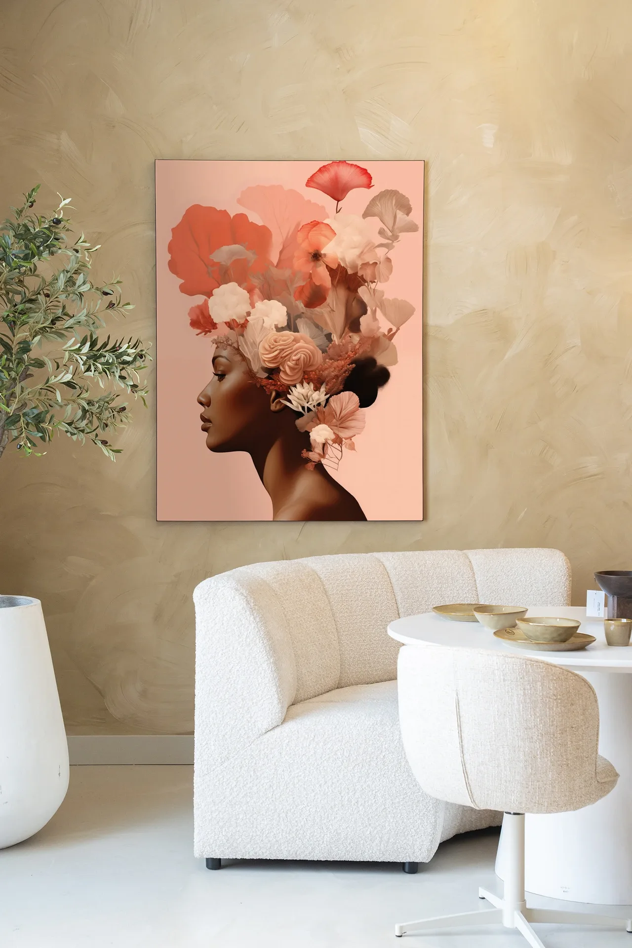 Ein Wandtuch Flower Crown von Urban Cotton hängt an einer beigefarbenen Wand über einem weißen Sofa