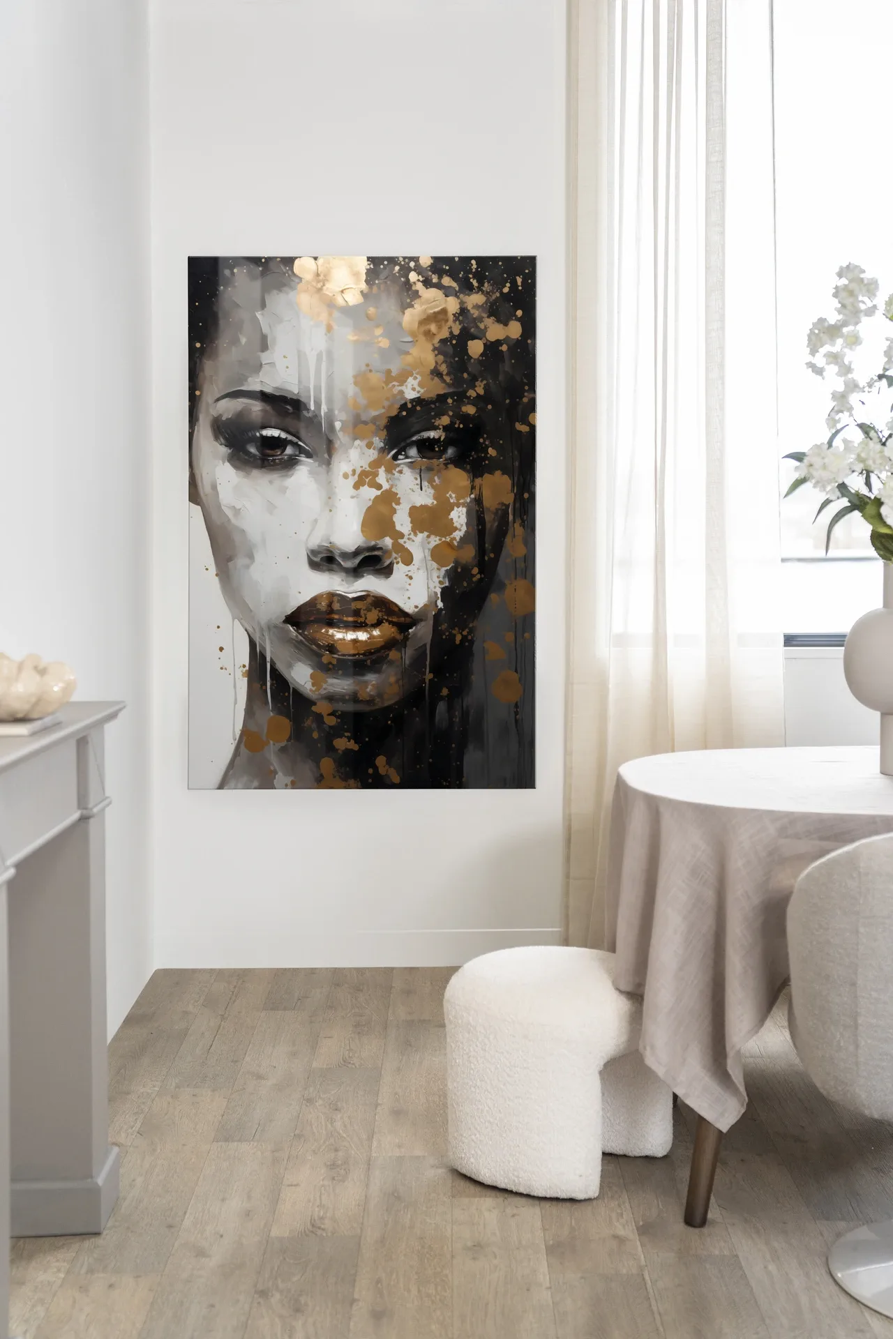 Wandteppich Golden Girl - Urban Cotton in einem hellen Esszimmer mit weißem Hocker und rundem Tisch