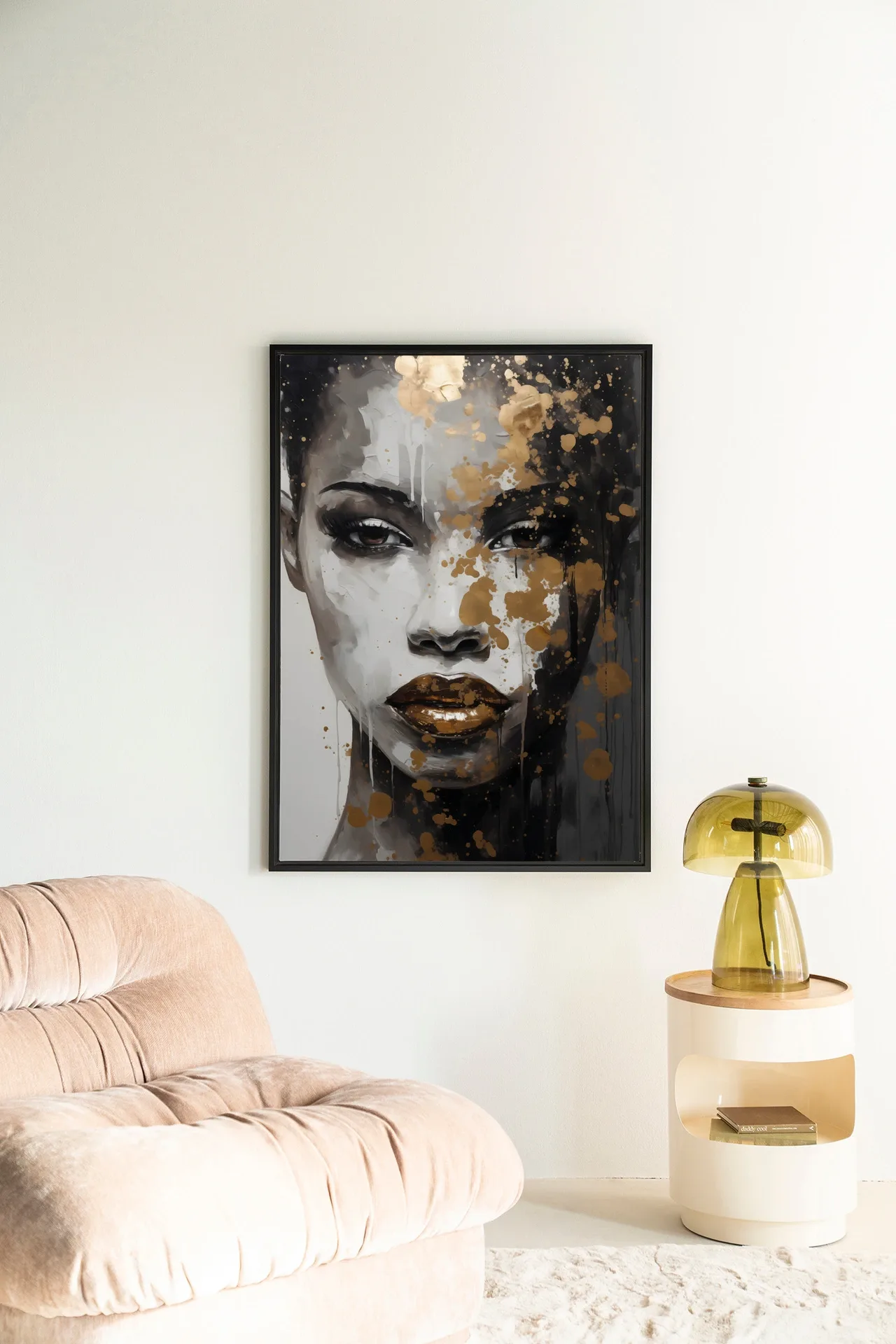 Wandteppich Golden Girl - Urban Cotton hängt in einem hellen Wohnzimmer über einem rosa Sessel