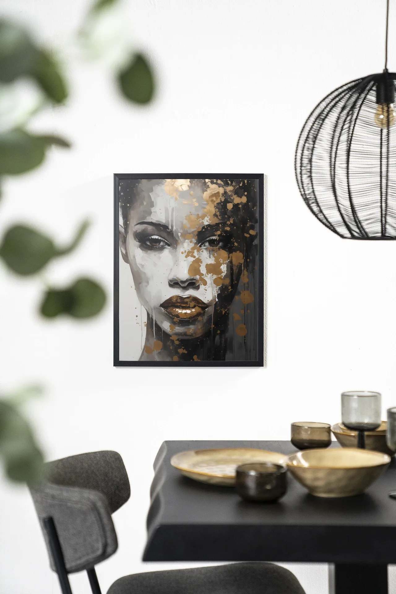 Wandteppich Golden Girl - Urban Cotton hängt an einer weißen Wand über einem schwarzen Tisch