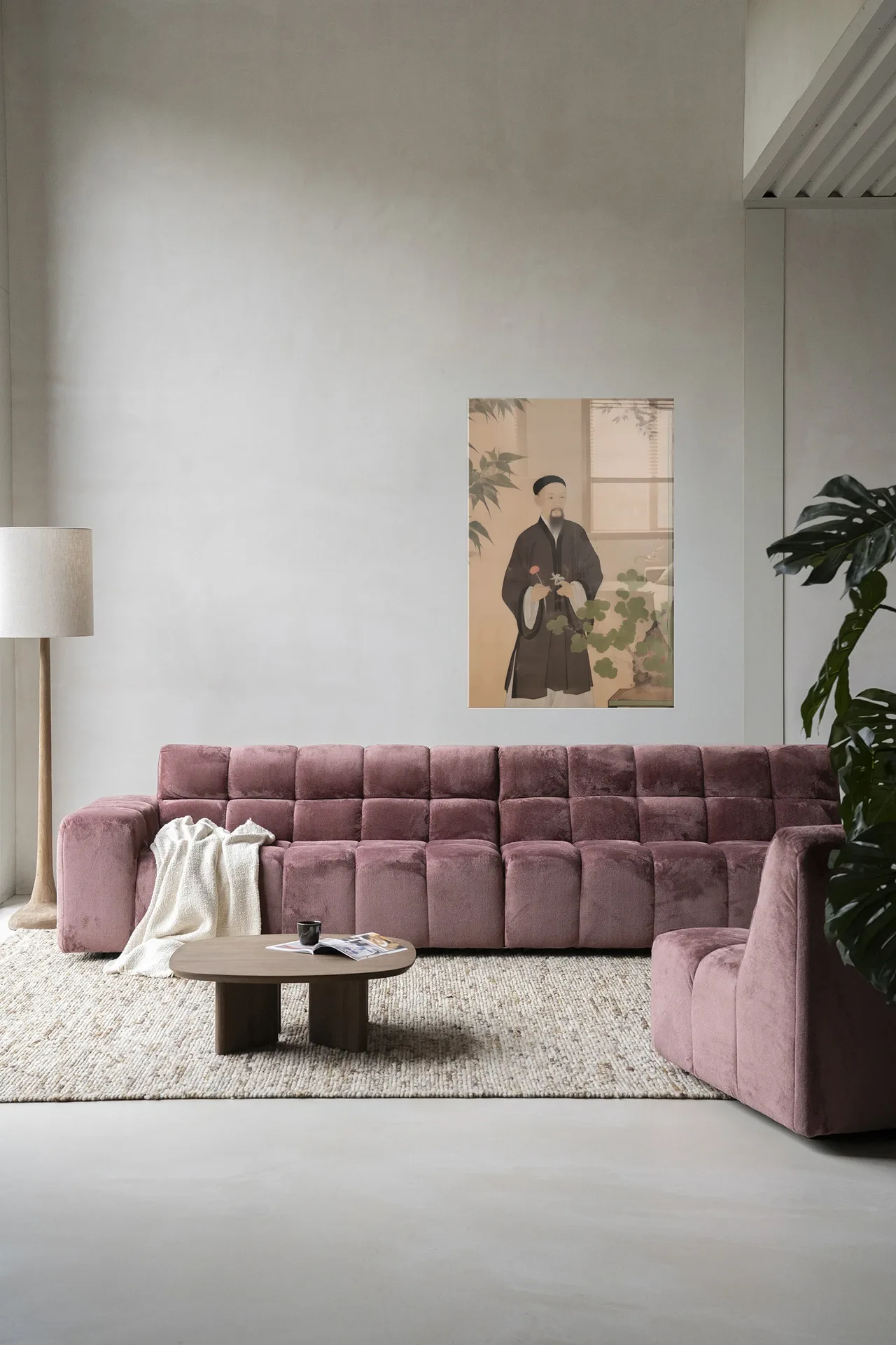 Wandtuch Sakura in einem modernen Wohnzimmer mit einem rosa Sofa, Stehlampe und Couchtisch - Urban Cotton