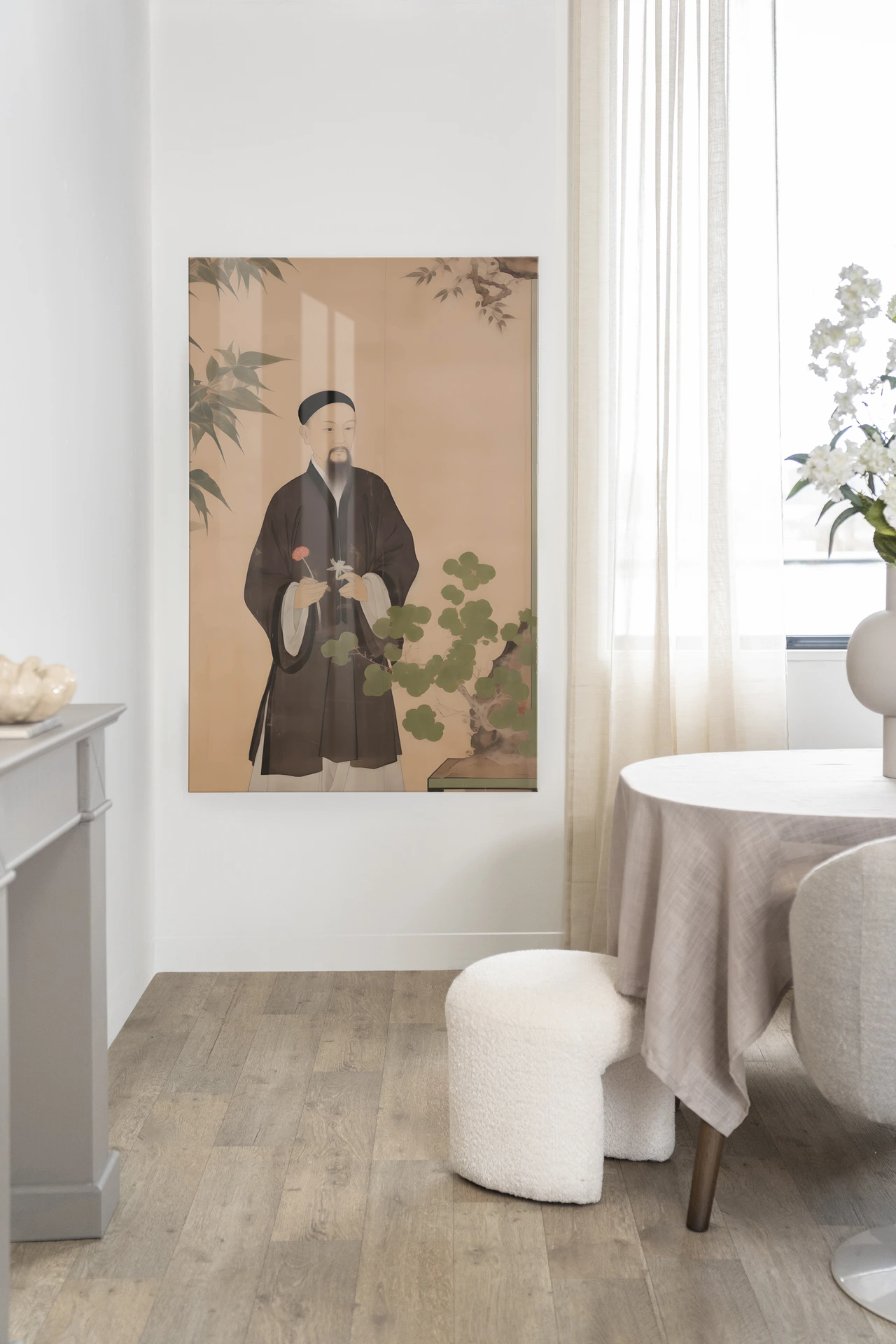 Wandtuch Sakura in einem hellen Wohnzimmer mit Esstisch und weißem Pouf - Urban Cotton