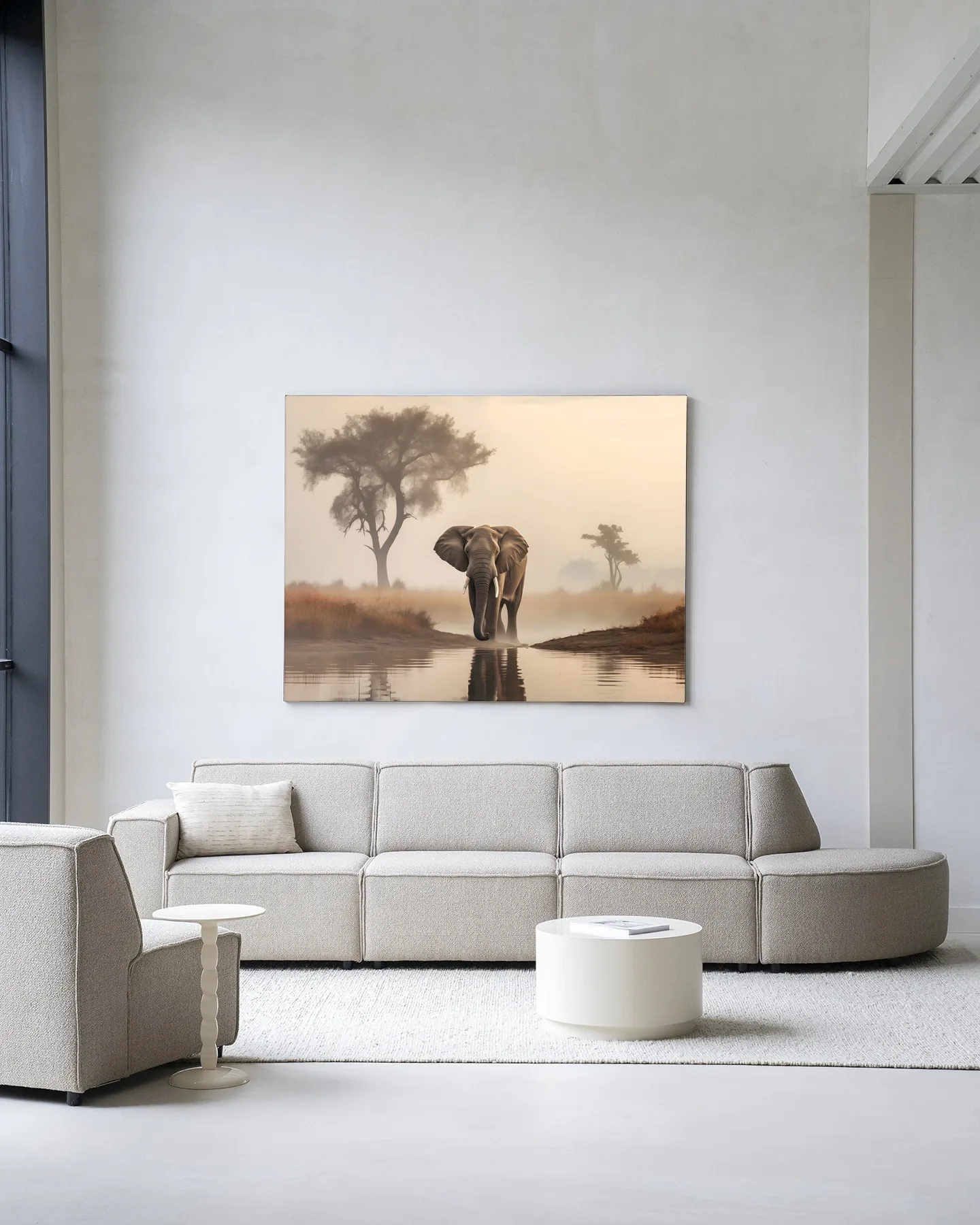 Wandteppich Savannah Elephant in einem modernen Wohnzimmer über einem hellgrauen Sofa mit zwei Couchtischen - Urban Cotton
