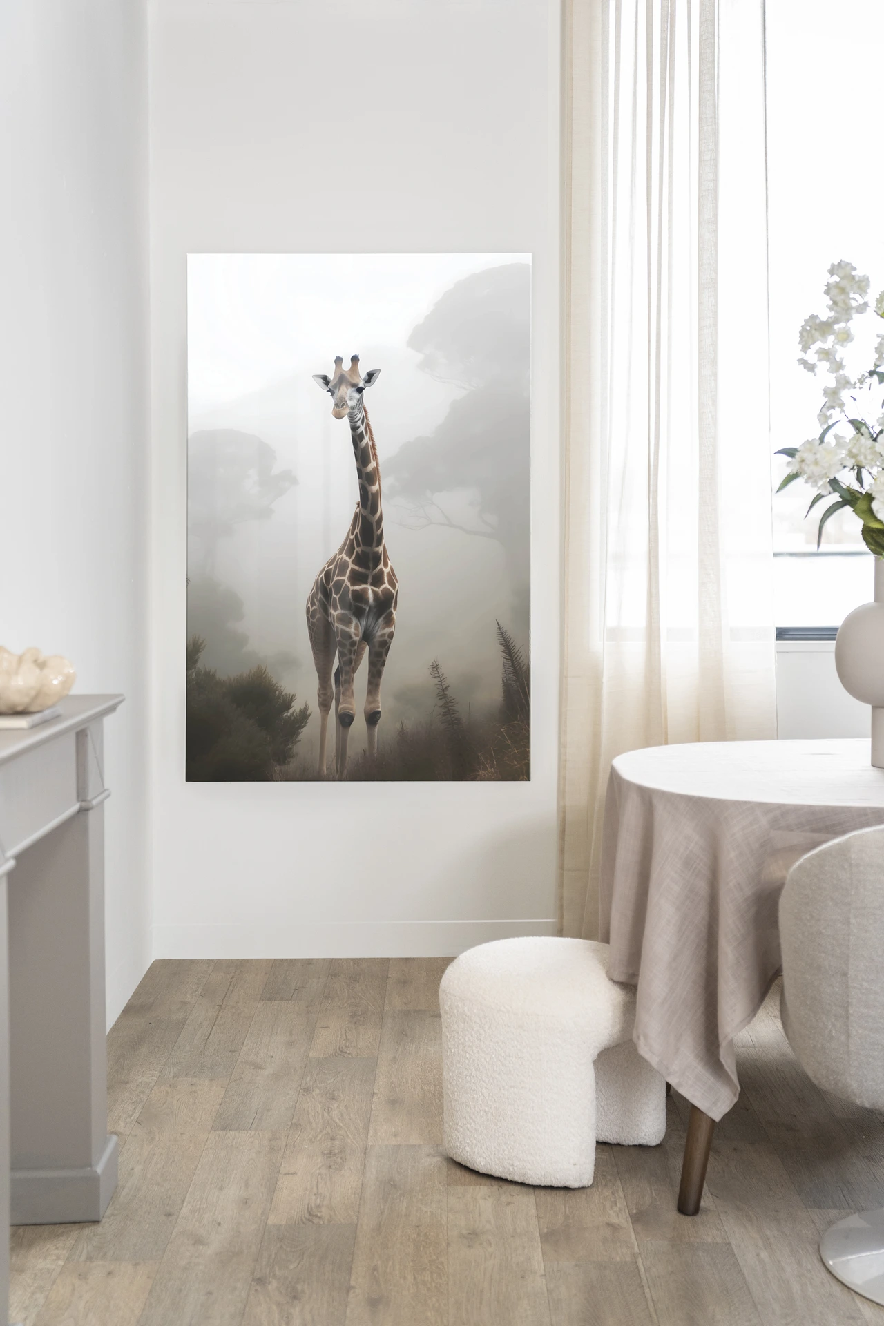 Wandtuch Giraffe Mist - Urban Cotton hängt an einer weißen Wand in einem modernen Interieur mit Holzboden