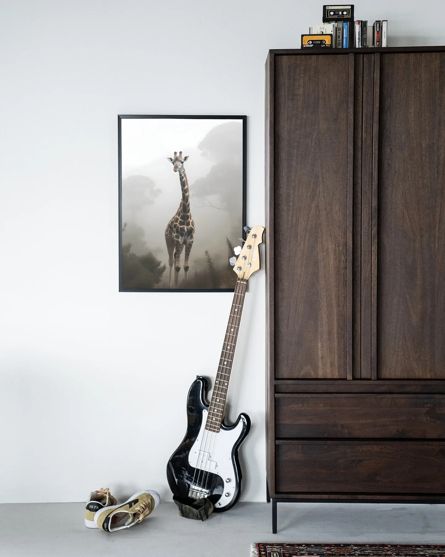 Wandtuch Giraffe Mist in einem hellen Raum mit einer Bassgitarre und einem dunklen Holzschrank - Urban Cotton