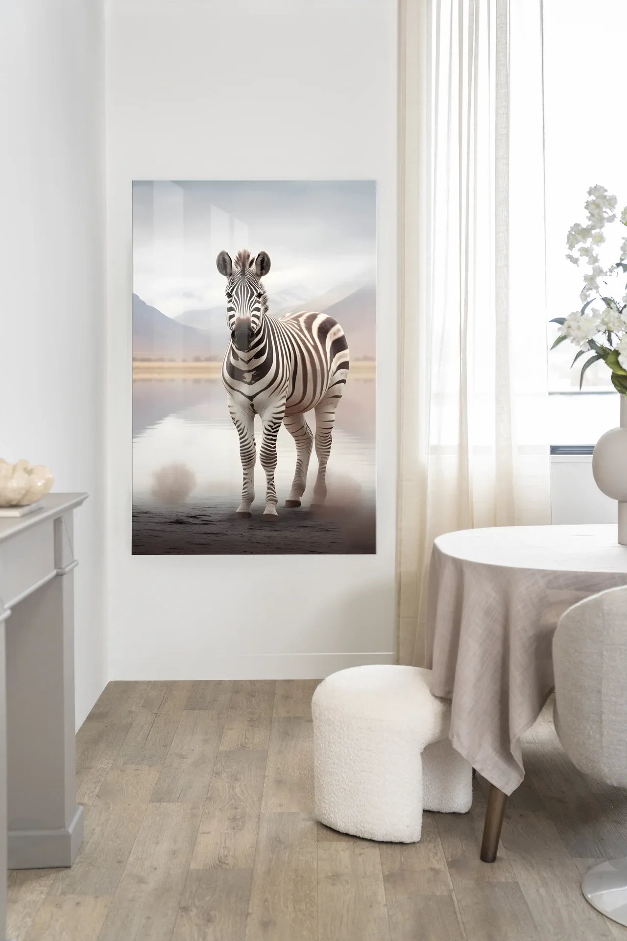 Wandtuch Zebra Mist - Urban Cotton in einem hellen Esszimmer mit weißer Wand und Holzboden