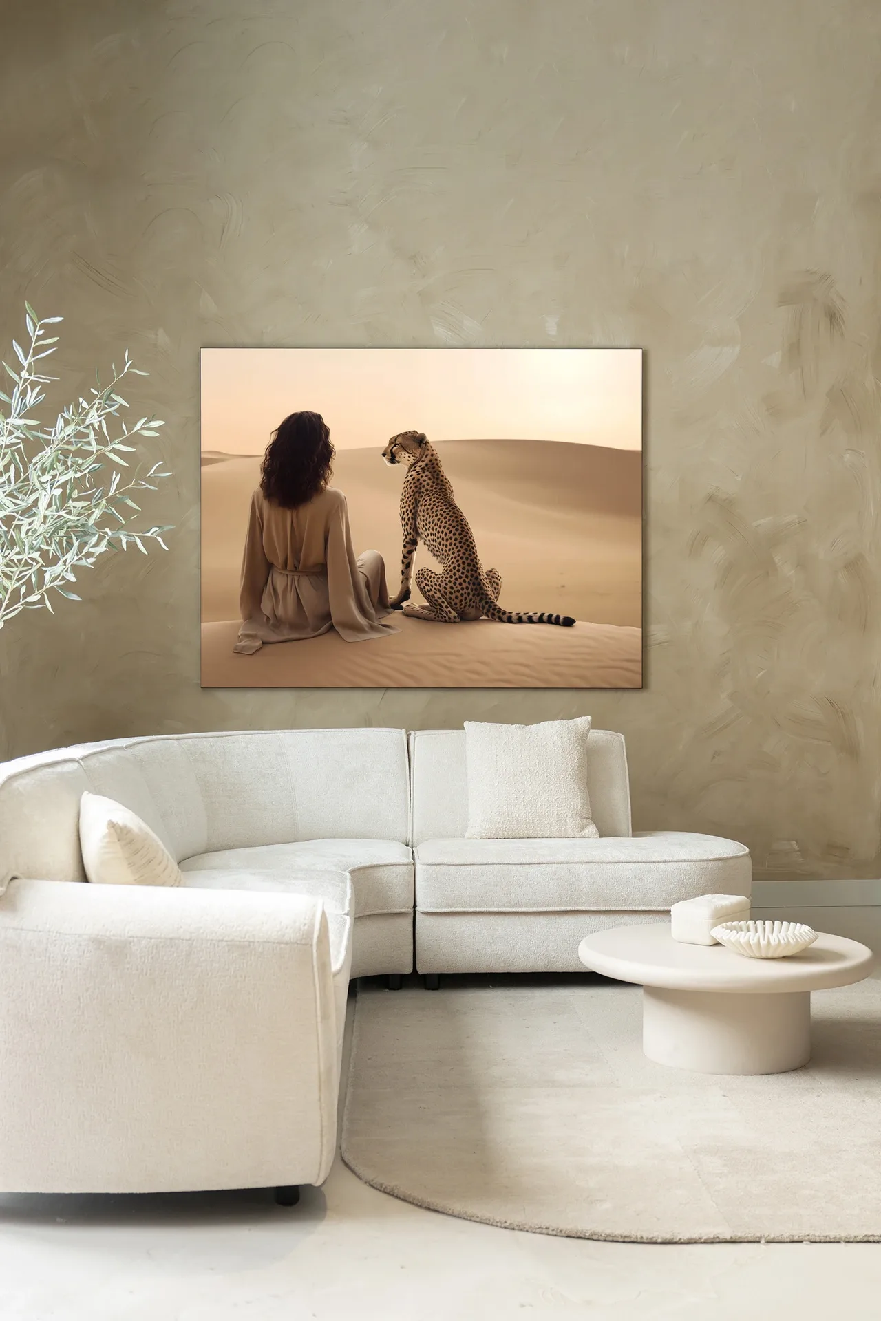 Wandteppich Desert Gazing - Urban Cotton hängt über einem cremefarbenen Sofa in einem Wohnzimmer