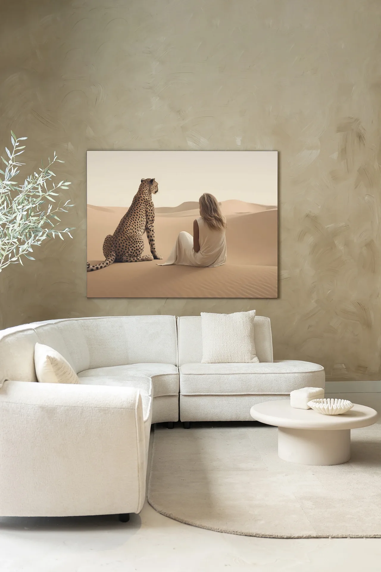 Wandtuch Spirit Animal von Urban Cotton hängt über einem weißen Sofa in einem hellen Wohnzimmer