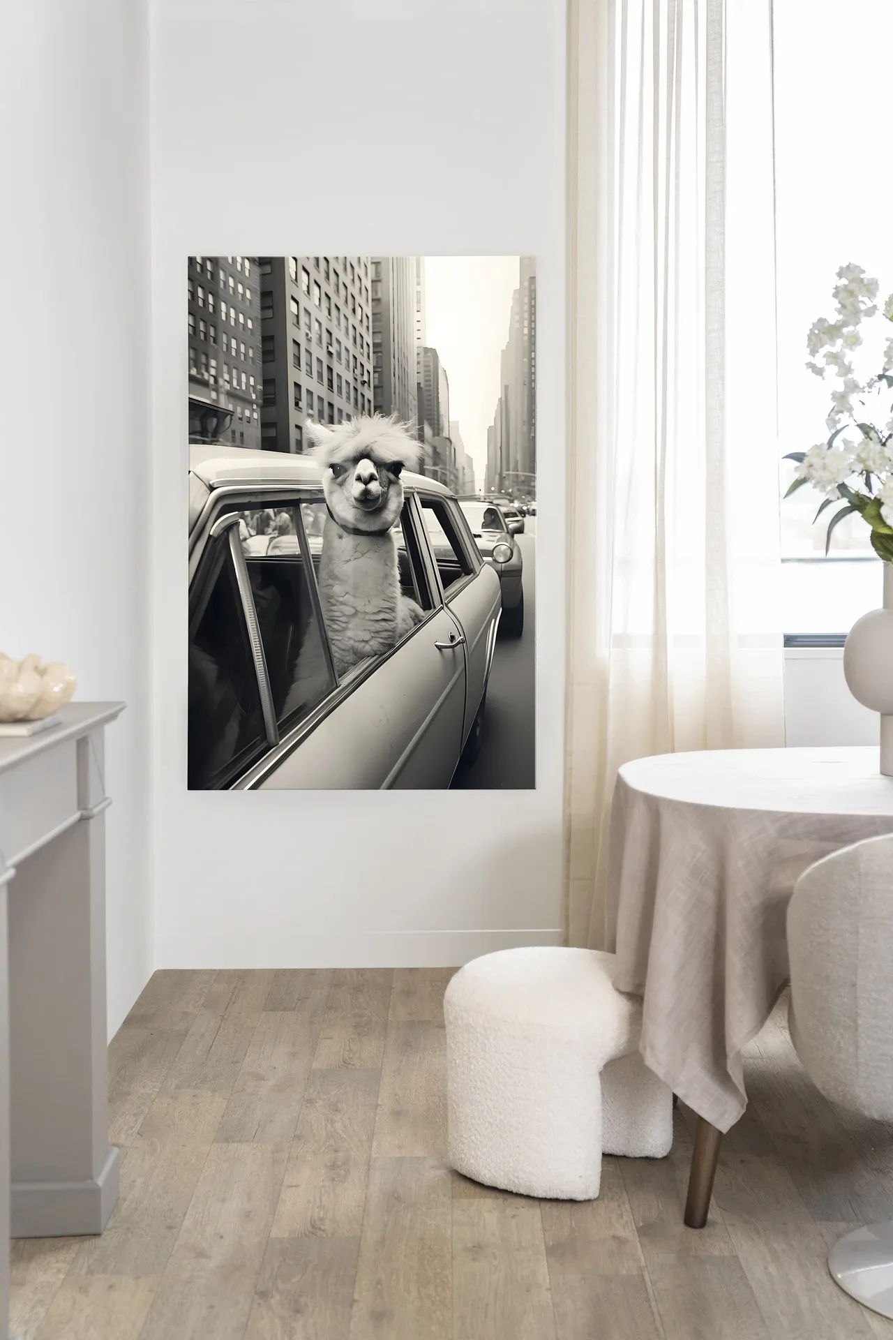 Wandteppich Alpaca In NY - Urban Cotton hängt an einer weißen Wand in einem modernen Interieur